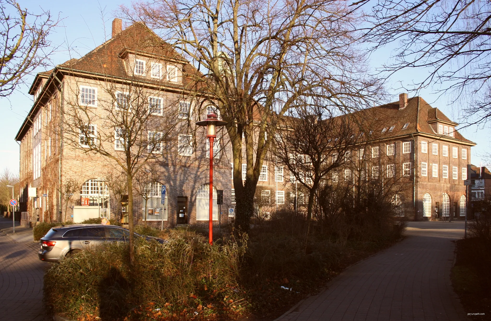 Lehrte, Rathausplatz 1, Rathaus | Autor: Hover dam | Licencja: CC BY 3.0 | Źródło: Wikimedia Commons