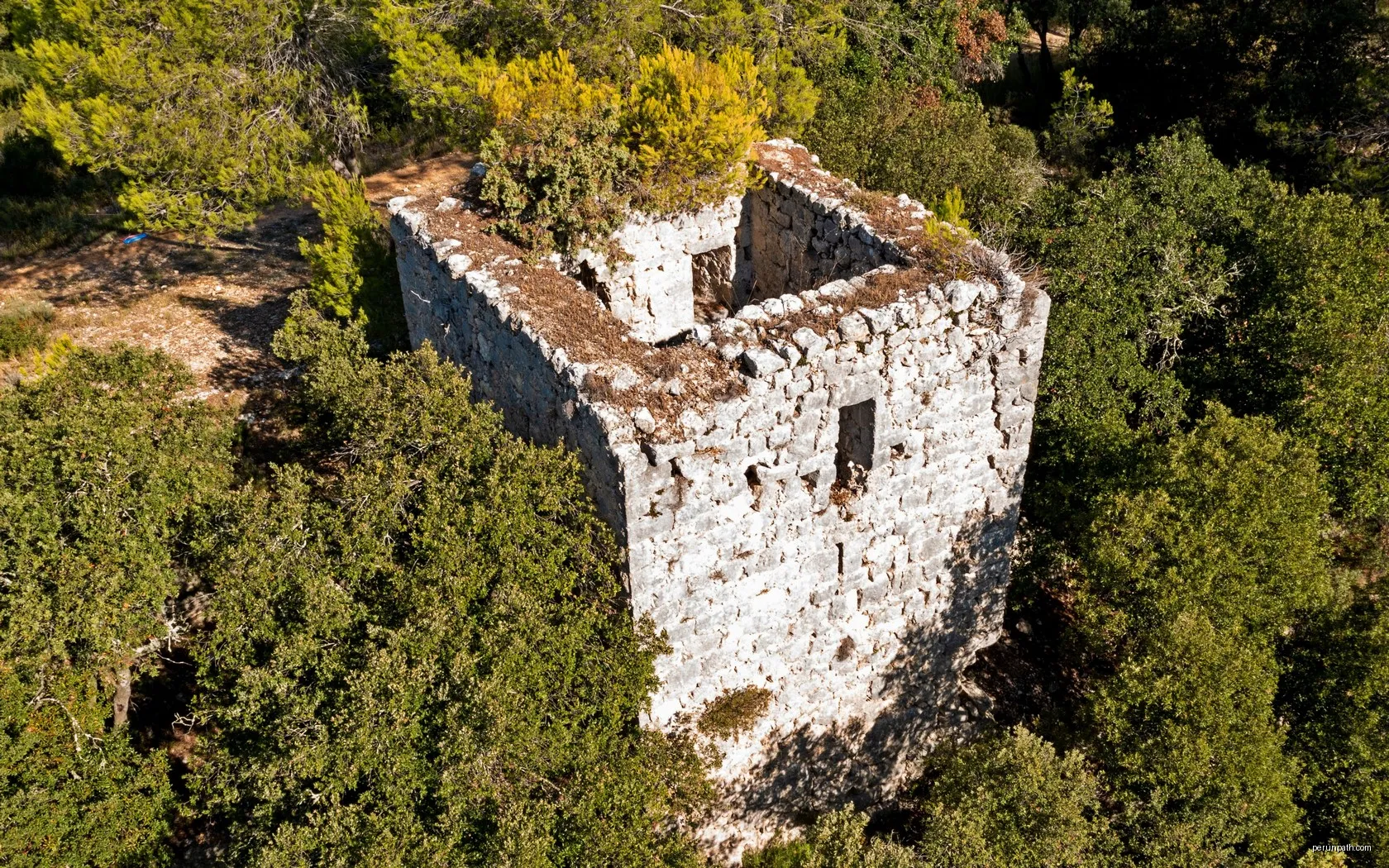 La tour de Vias au Matelles, faisait partie d'un réseau de guet autour du château de Montferrand. | Autor: Stclementader | Licencja: CC BY-SA 4.0 | Źródło: Wikimedia Commons