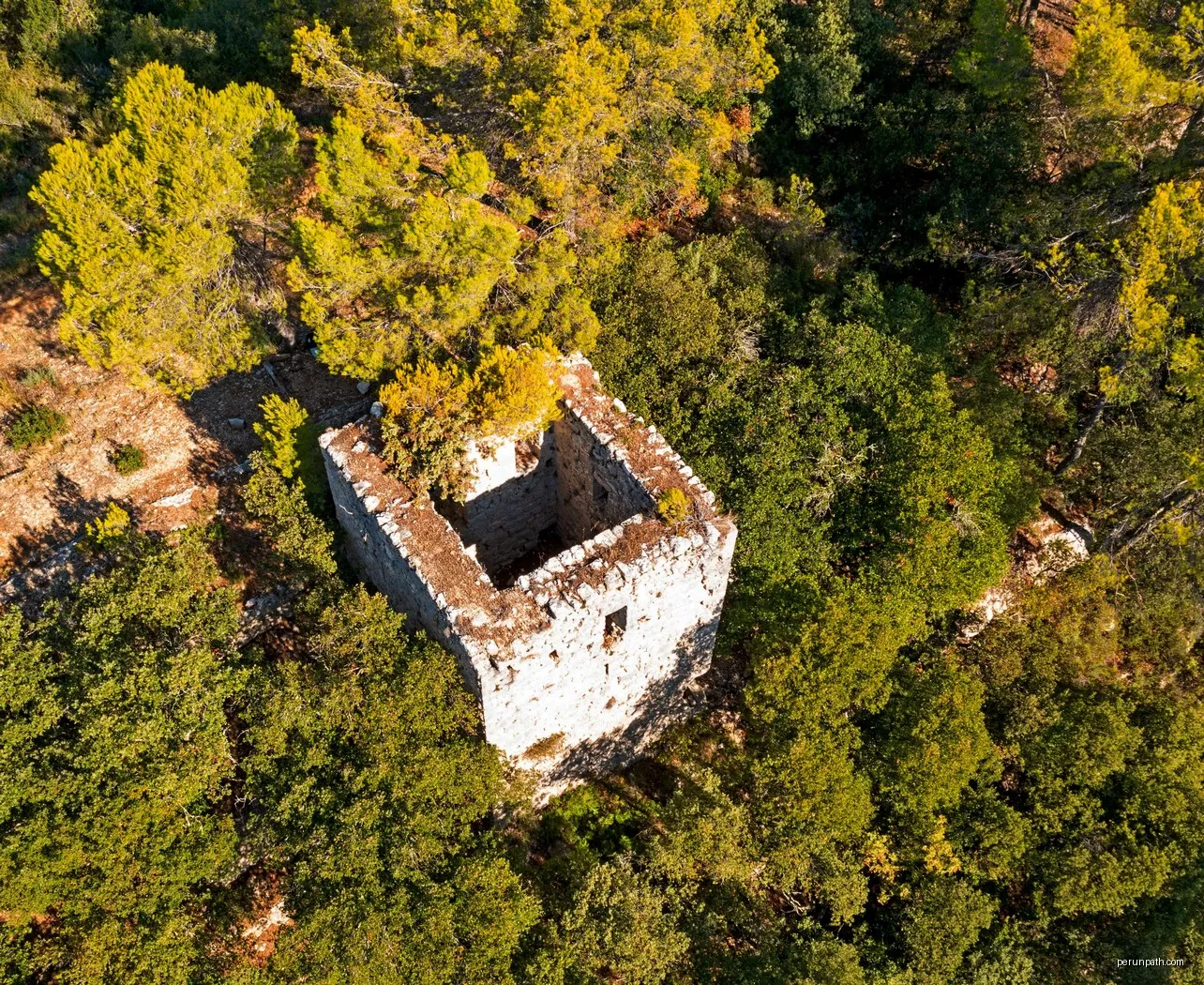 La tour de Vias au Matelles, faisait partie d'un réseau de guet autour du château de Montferrand. | Autor: Stclementader | Licencja: CC BY-SA 4.0 | Źródło: Wikimedia Commons