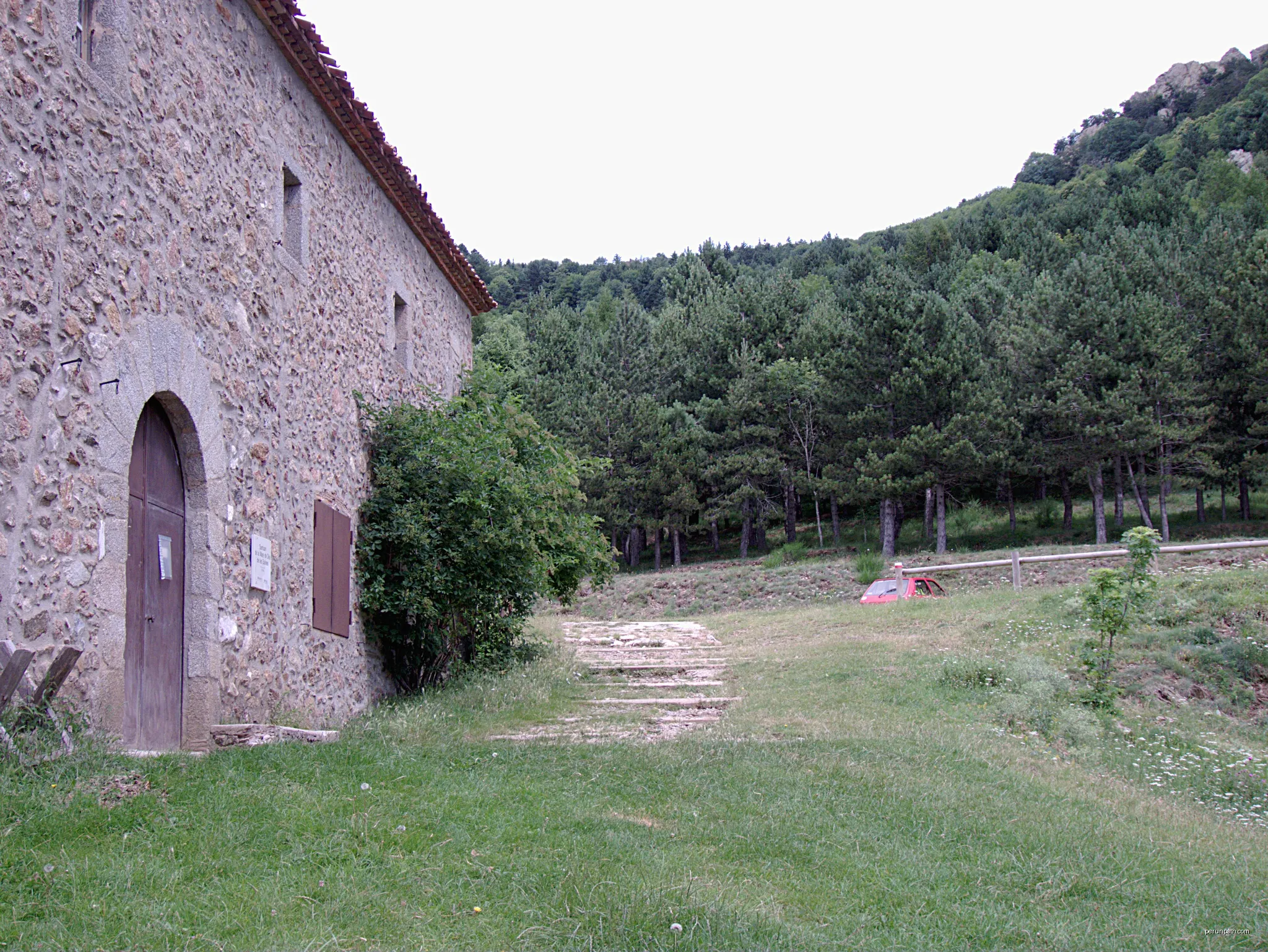 Sanctuaire de Notre-Dame des Salines, Maçanet de Cabrenys (Haut-Ampurdan, Gérone, Catalogne, Espagne) | Autor: Bertrand GRONDIN  → (Talk) | Licencja: CC BY-SA 3.0 | Źródło: Wikimedia Commons