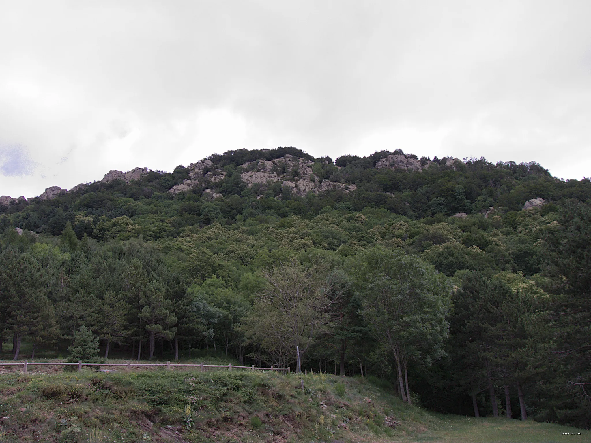 Roc de Saint-Gabriel depuis le  Sanctuaire de Notre-Dame des Salines, Maçanet de Cabrenys (Haut-Ampurdan, Gérone, Catalogne, Espagne) | Autor: Bertrand GRONDIN  → (Talk) | Licencja: CC BY-SA 3.0 | Źródło: Wikimedia Commons