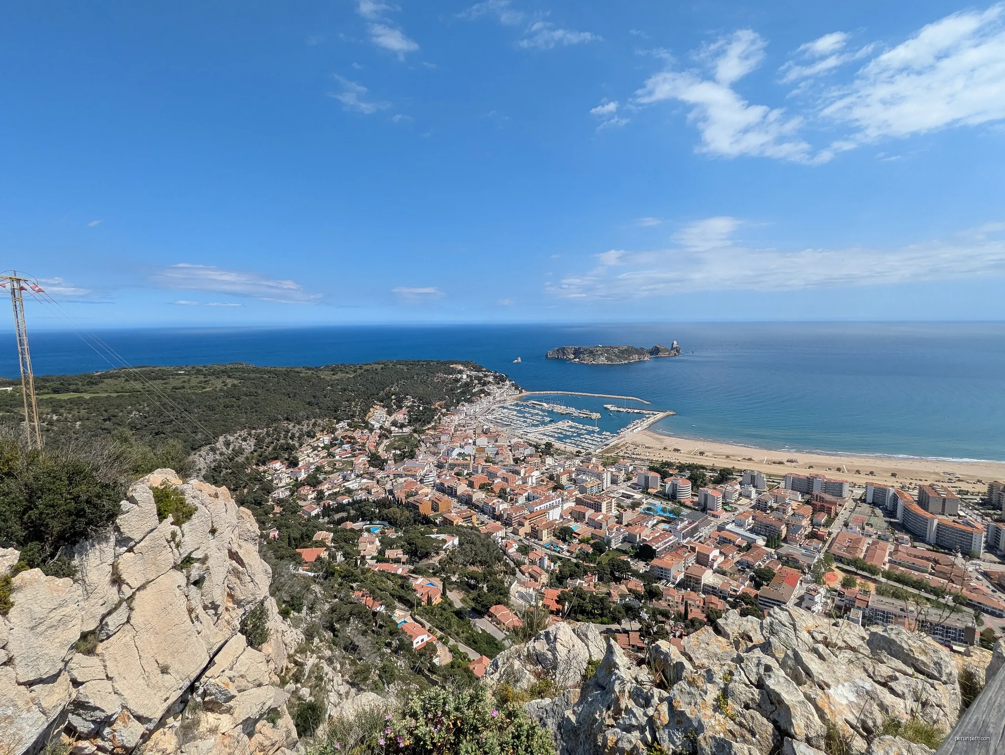 View from Roca Maura (altitude 255 metres) over L'Estartit, province of Girona, Spain. | Autor: Alan Mattingly | Licencja: CC0 | Źródło: Wikimedia Commons