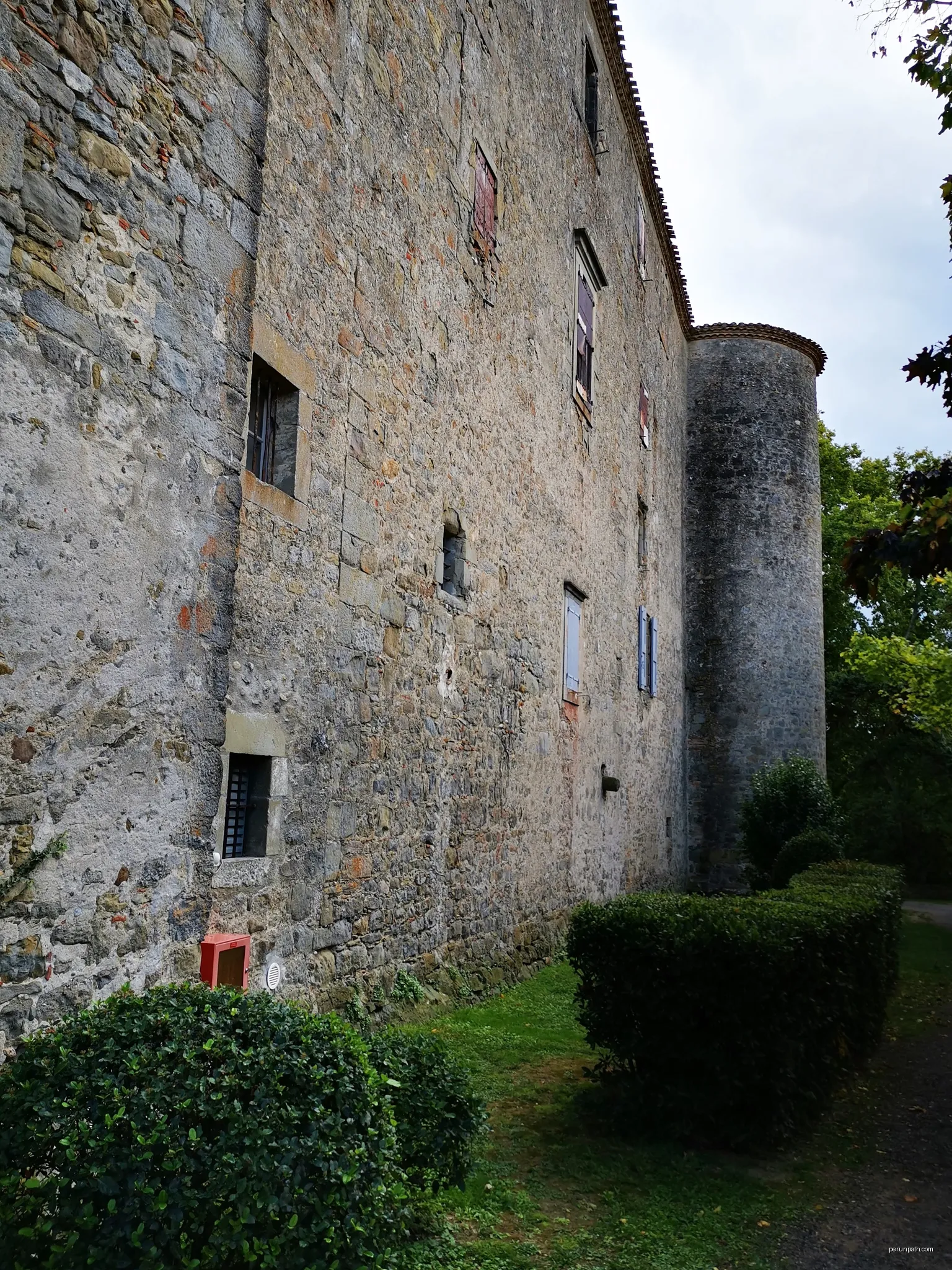 Le château de Leuc (Aude), France. | Autor: GilPe | Licencja: CC BY-SA 4.0 | Źródło: Wikimedia Commons