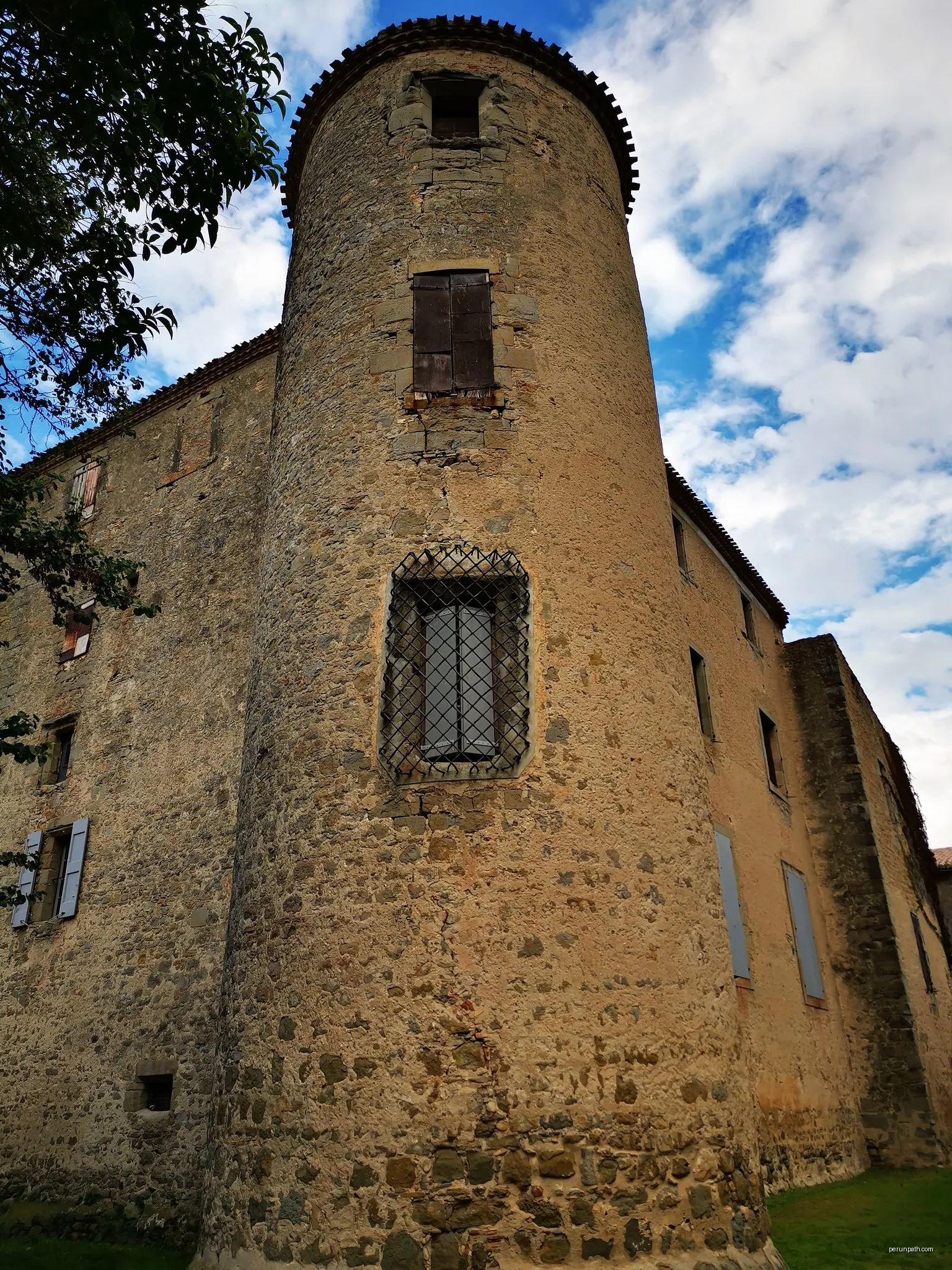 Le château de Leuc (Aude), France. | Autor: GilPe | Licencja: CC BY-SA 4.0 | Źródło: Wikimedia Commons