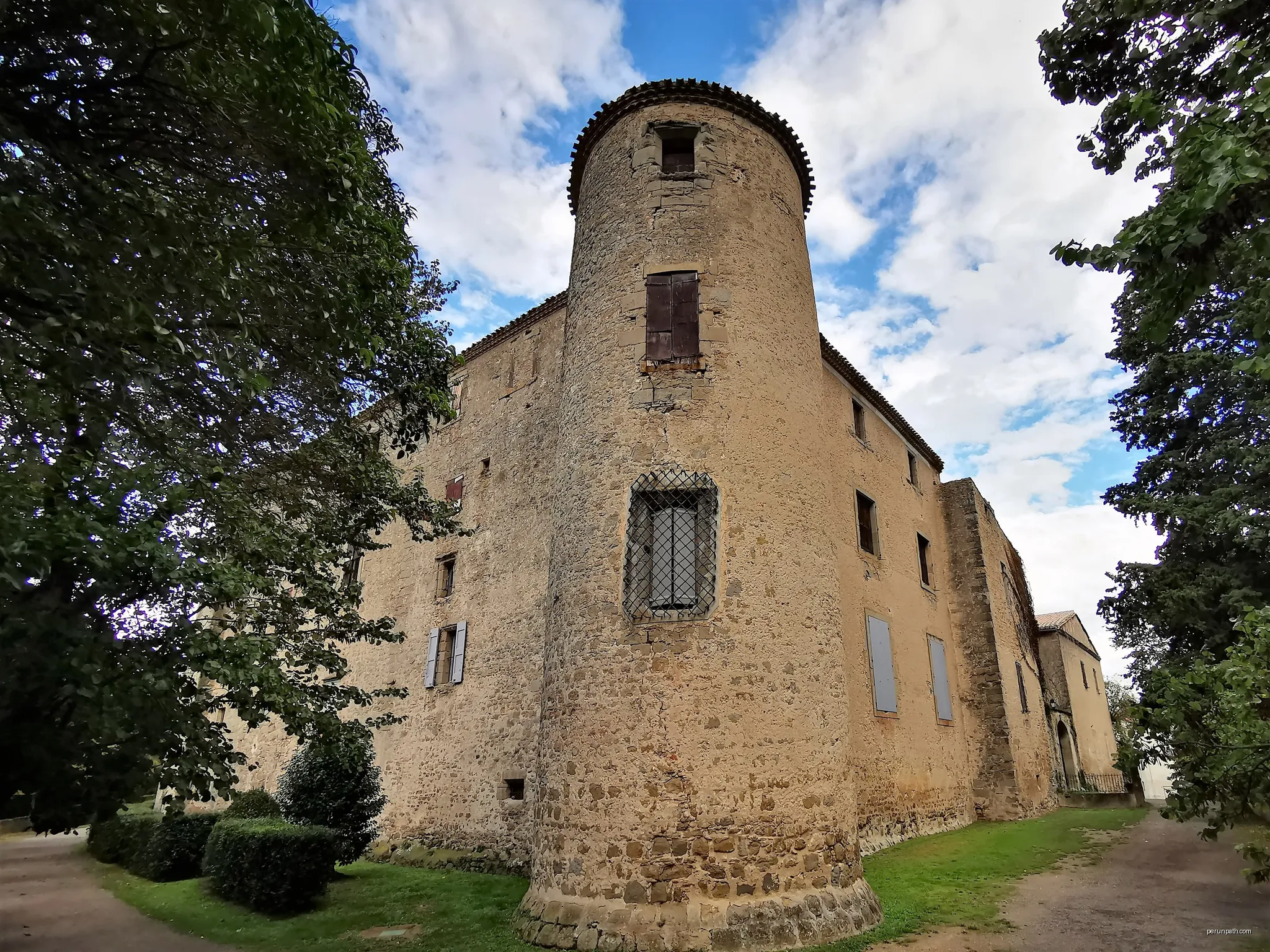 Le château de Leuc (Aude), France. | Autor: GilPe | Licencja: CC BY-SA 4.0 | Źródło: Wikimedia Commons