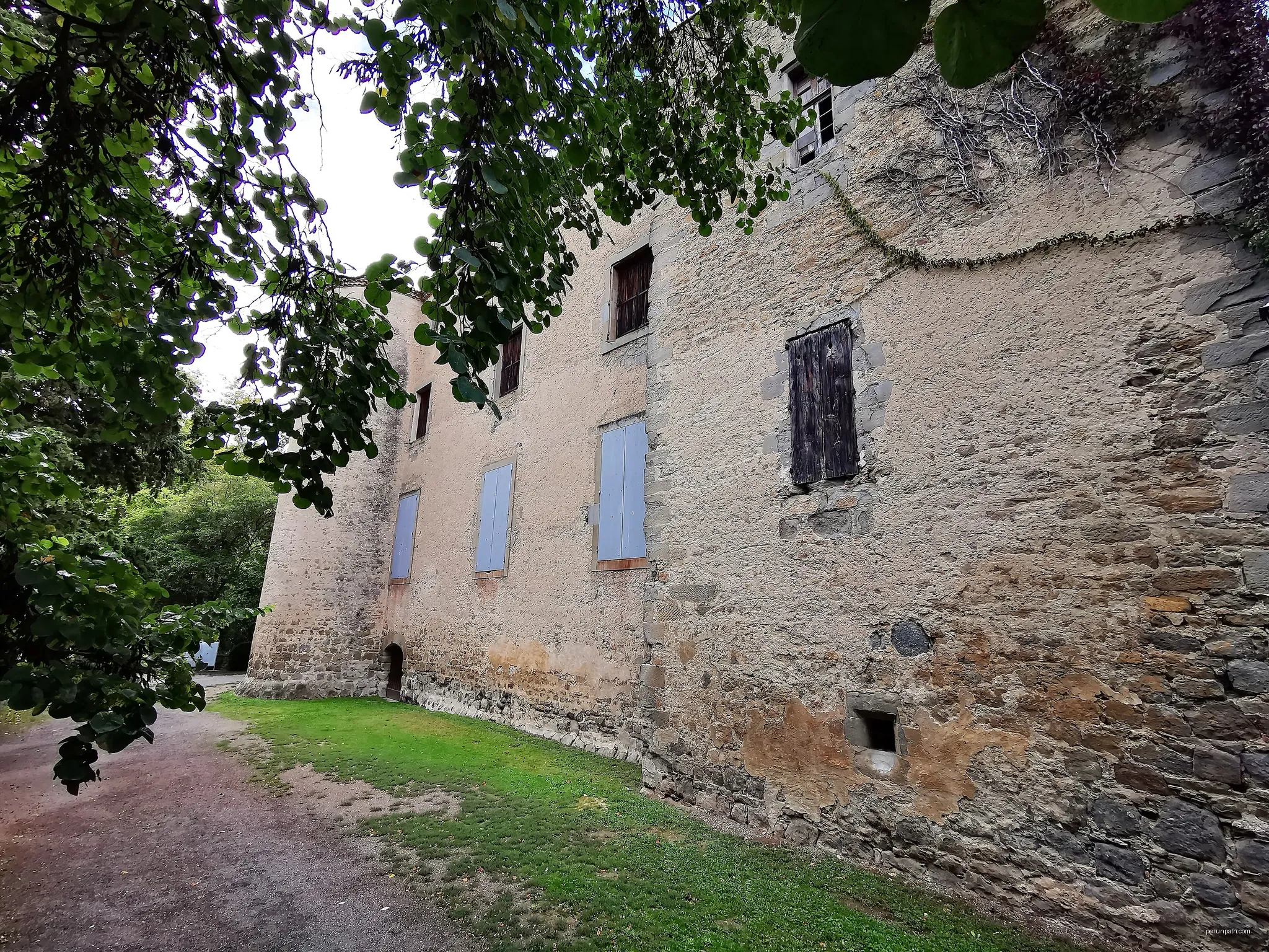 Le château de Leuc (Aude), France. | Autor: GilPe | Licencja: CC BY-SA 4.0 | Źródło: Wikimedia Commons