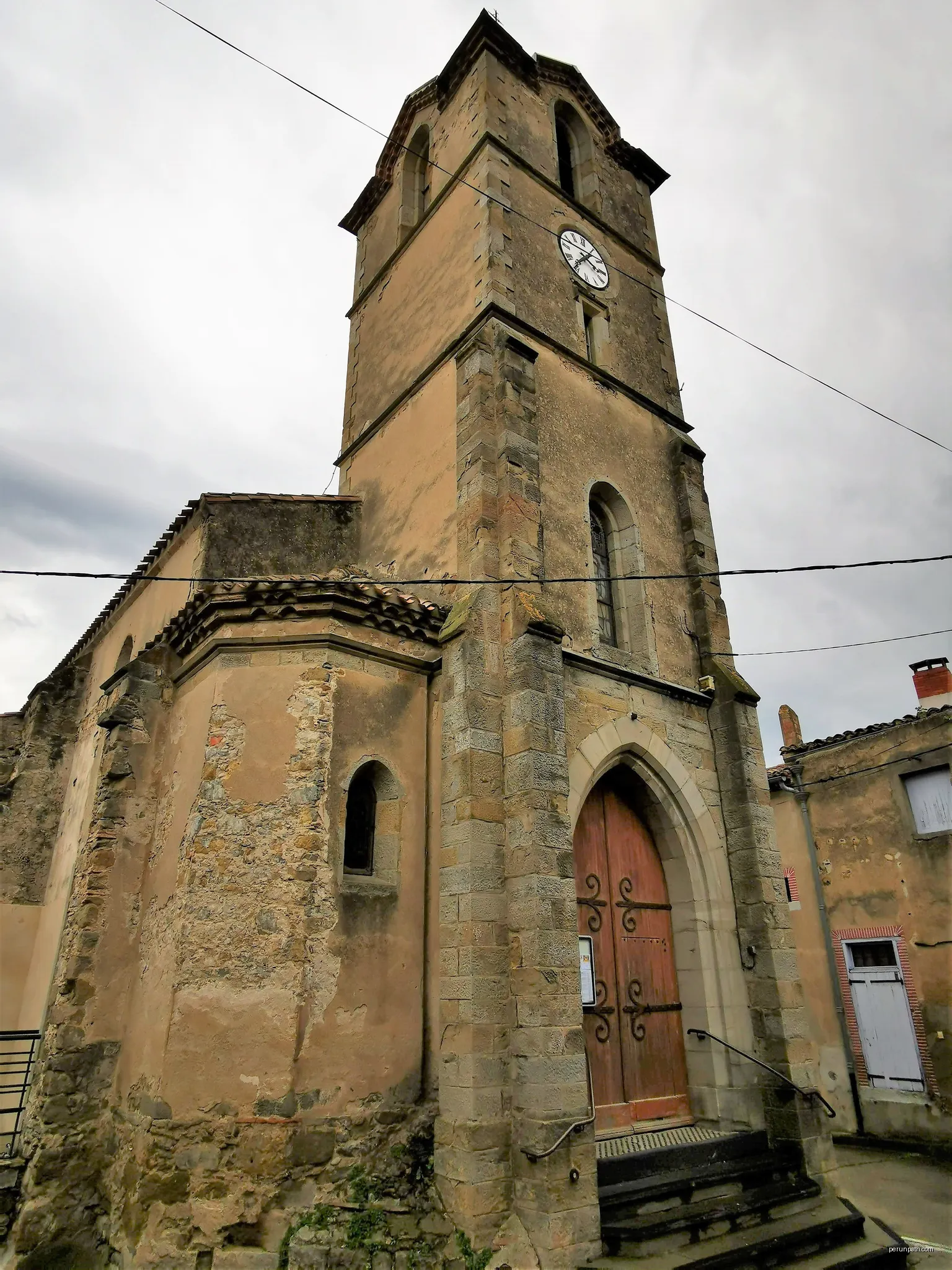 Église à Leuc (Aude), France. | Autor: GilPe | Licencja: CC BY-SA 4.0 | Źródło: Wikimedia Commons
