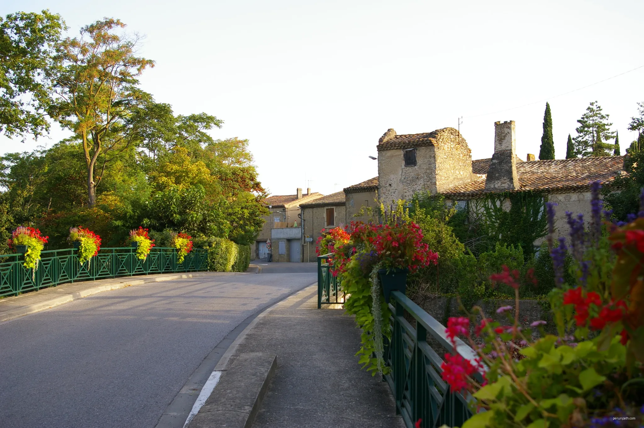 Leuc (dept. Aude), Avenue de Carcassonne | Autor: MartinD | Licencja: CC BY-SA 3.0 | Źródło: Wikimedia Commons