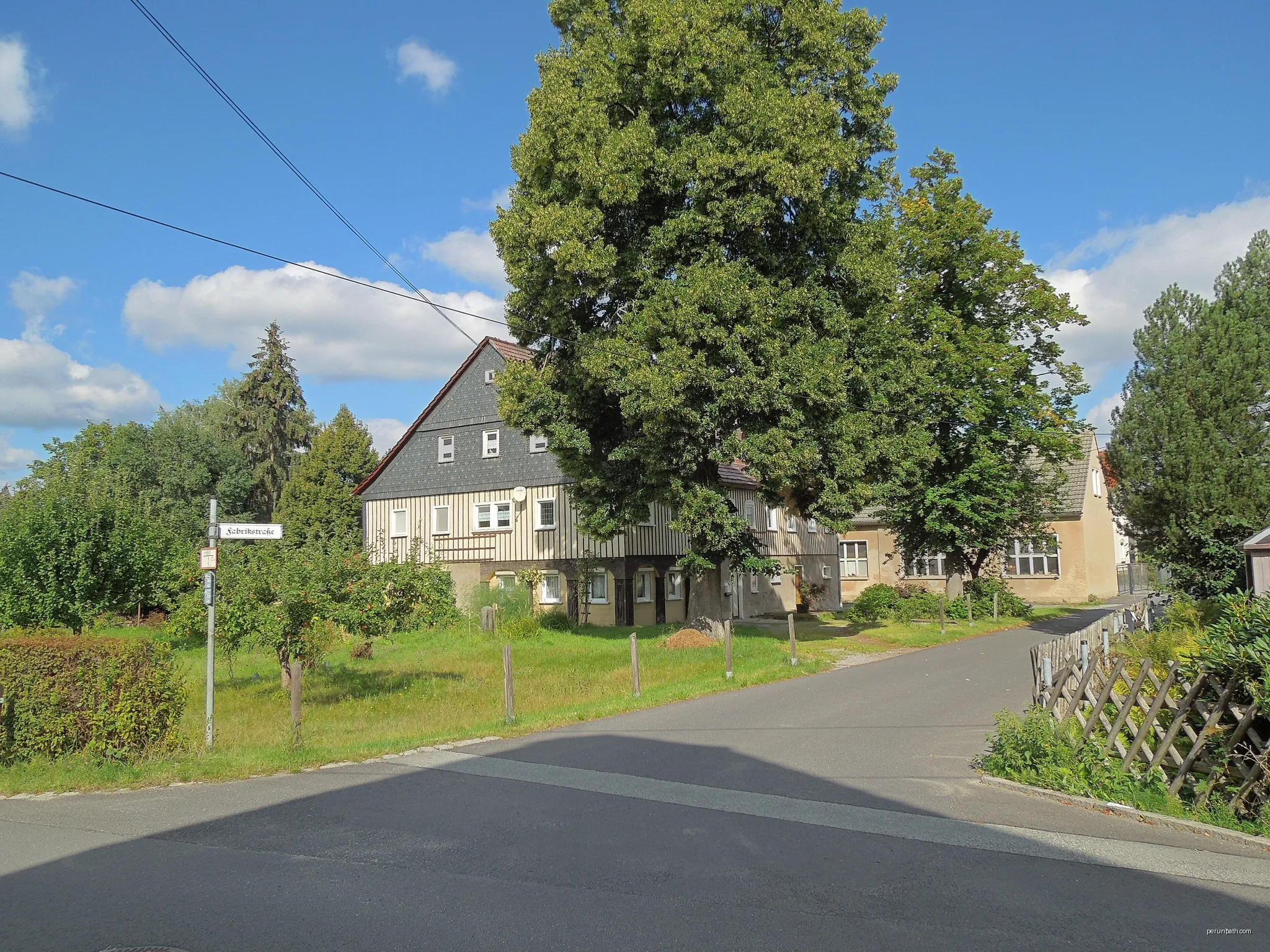 Umgebindehaus Fabrikstraße 12 in Leutersdorf | Autor: RoesslerP | Licencja: CC BY-SA 4.0 | Źródło: Wikimedia Commons