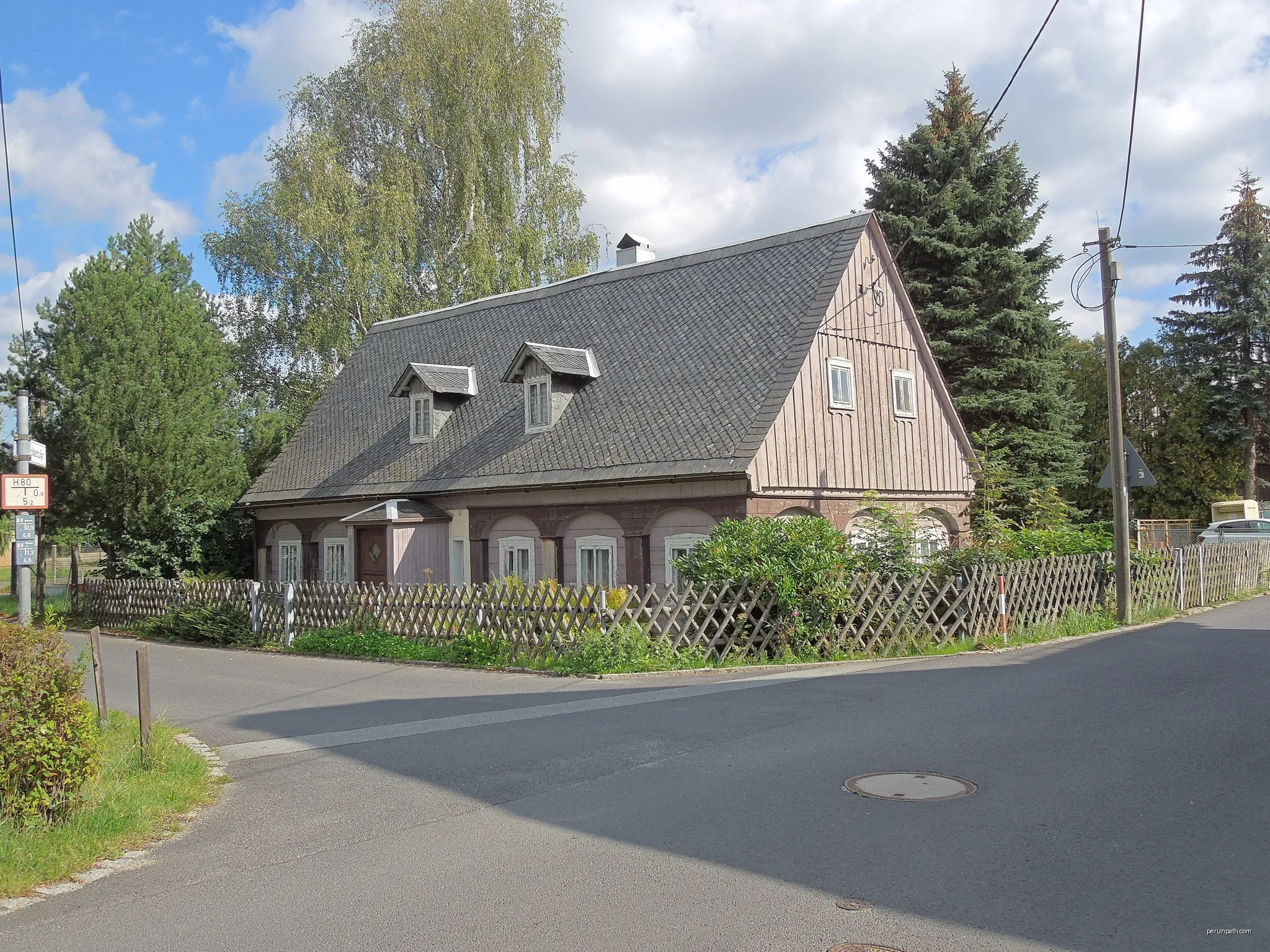 Umgebindehaus Fabrikstraße 5 in Leutersdorf | Autor: RoesslerP | Licencja: CC BY-SA 4.0 | Źródło: Wikimedia Commons