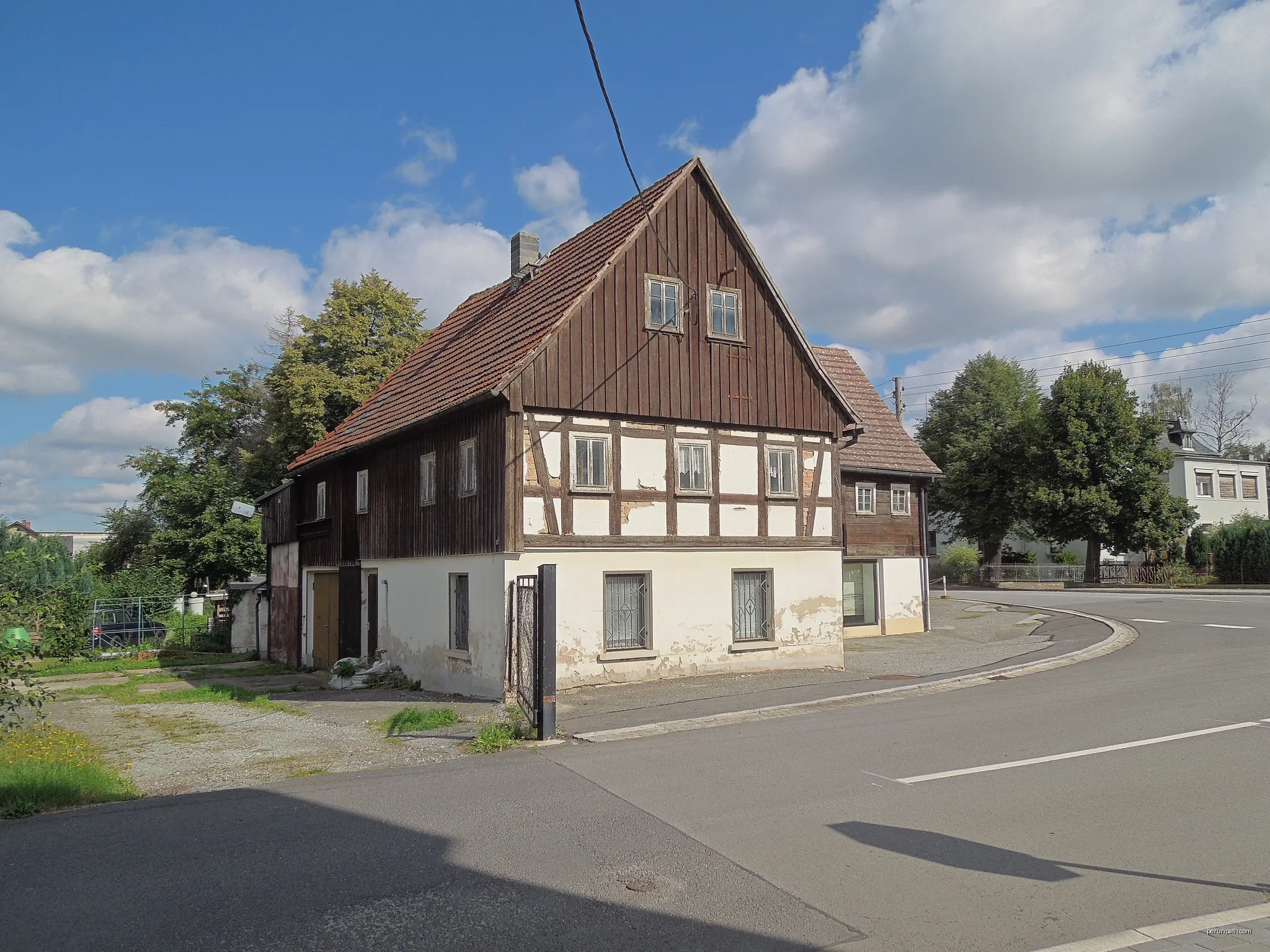 Wohn- und Geschäftshaus Sachsenstraße 68 in Leutersdorf, Ansicht von der Mittelstraße | Autor: RoesslerP | Licencja: CC BY-SA 4.0 | Źródło: Wikimedia Commons