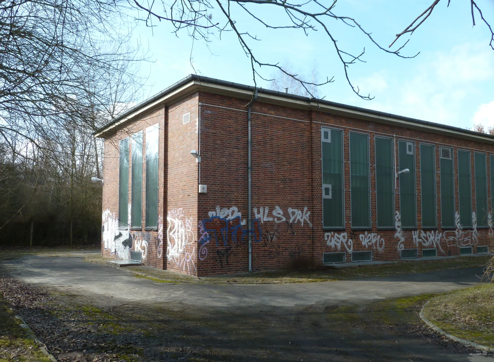 S-Bahn Gleichrichterwerk Lichtenrade Eisertstraße, Kulturdenkmal. | Autor: Global Fish | Licencja: CC BY-SA 4.0 | Źródło: Wikimedia Commons
