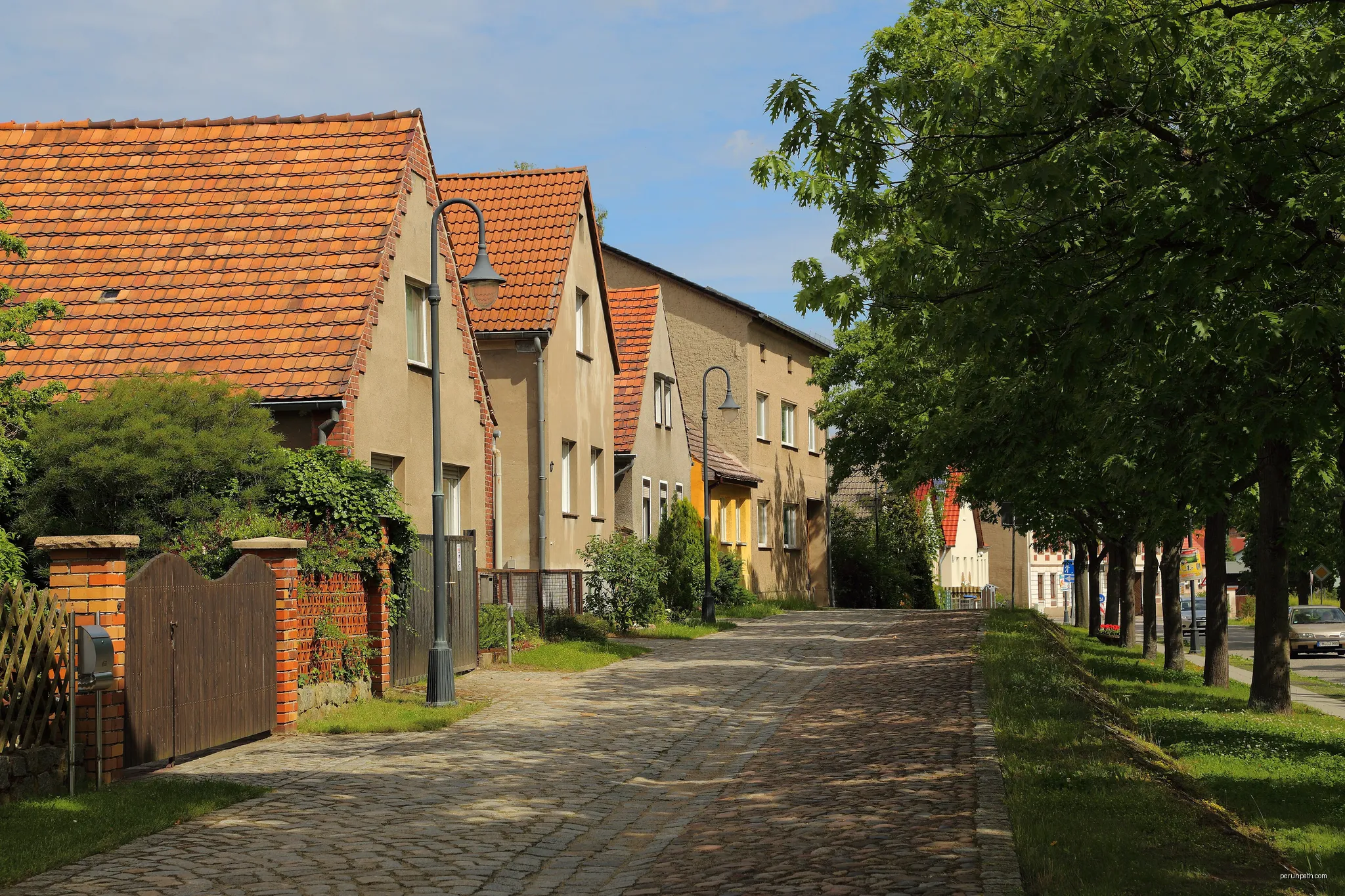 Houses at Cottbus Street (Cottbuser Straße) in Lieberose, Landkreis Dahme-Spreewald, Brandenburg, Germany. | Autor: J.-H. Janßen | Licencja: CC BY-SA 3.0 | Źródło: Wikimedia Commons