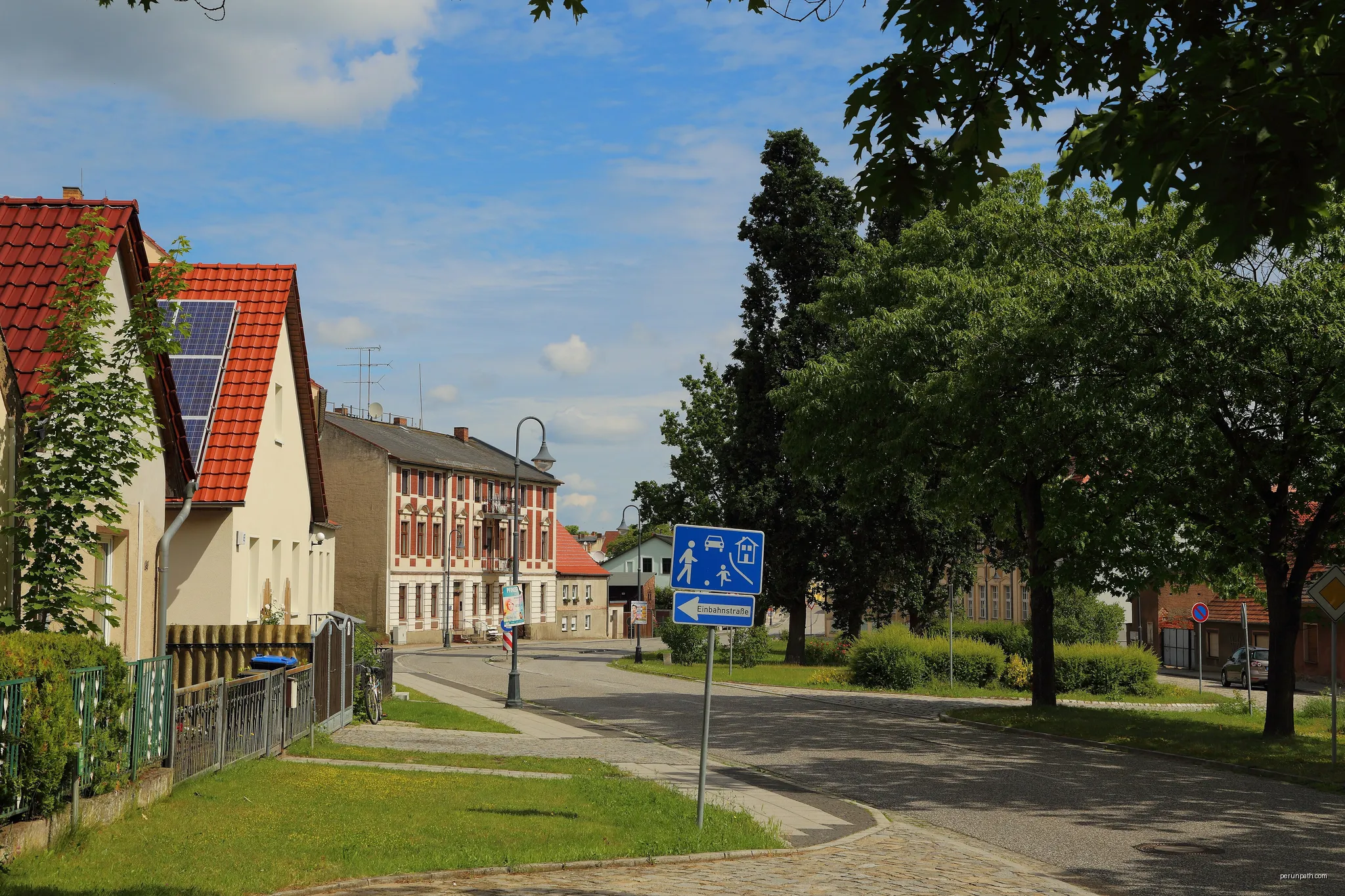View of Cottbus Street (Cottbuser Straße) in Lieberose, Landkreis Dahme-Spreewald, Brandenburg, Germany. | Autor: J.-H. Janßen | Licencja: CC BY-SA 3.0 | Źródło: Wikimedia Commons