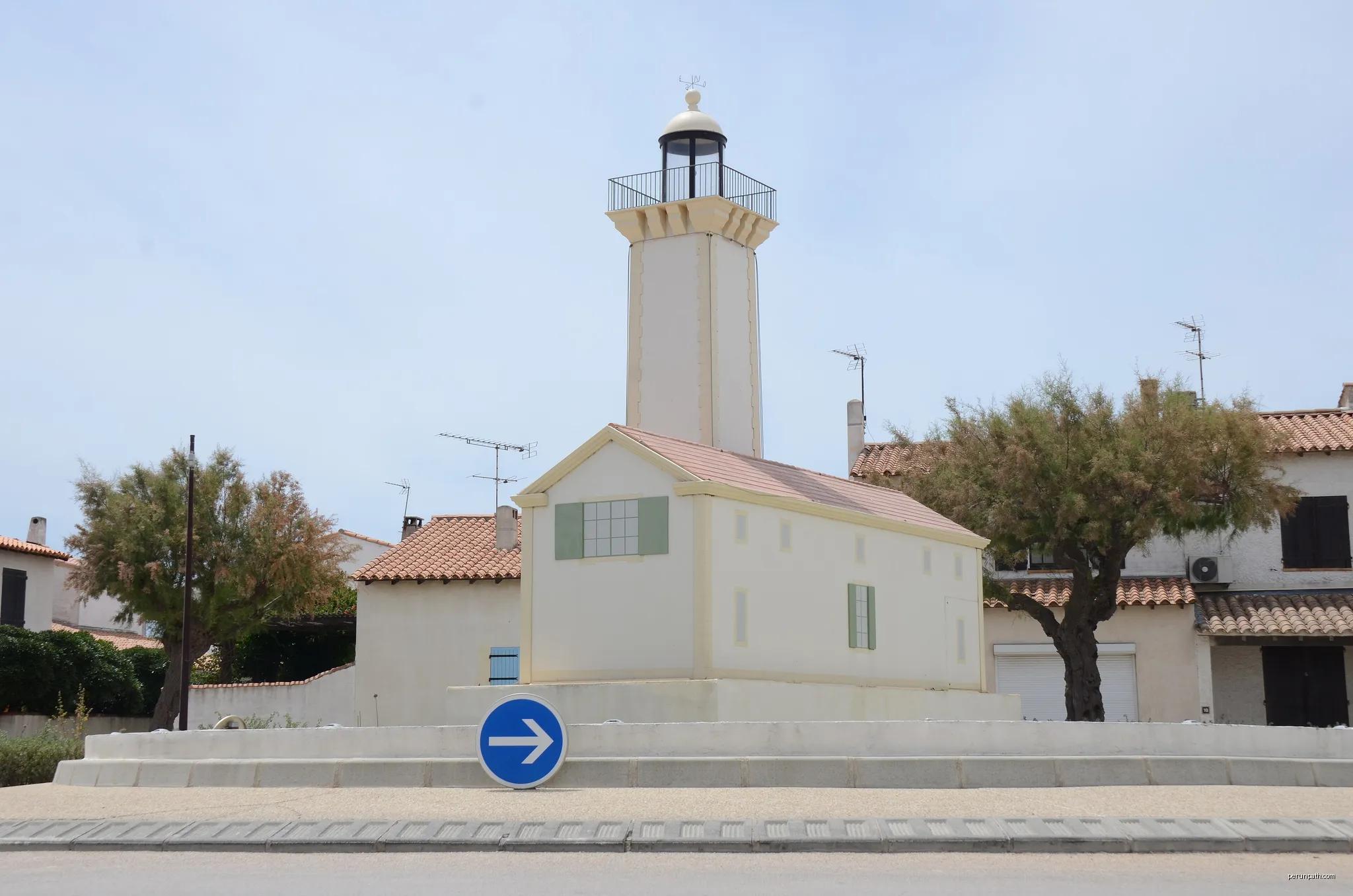Light-tower (phare) decorated roundabout at Stes-Marie-de-la-Mer | Autor: Henk Monster | Licencja: CC BY 3.0 | Źródło: Wikimedia Commons