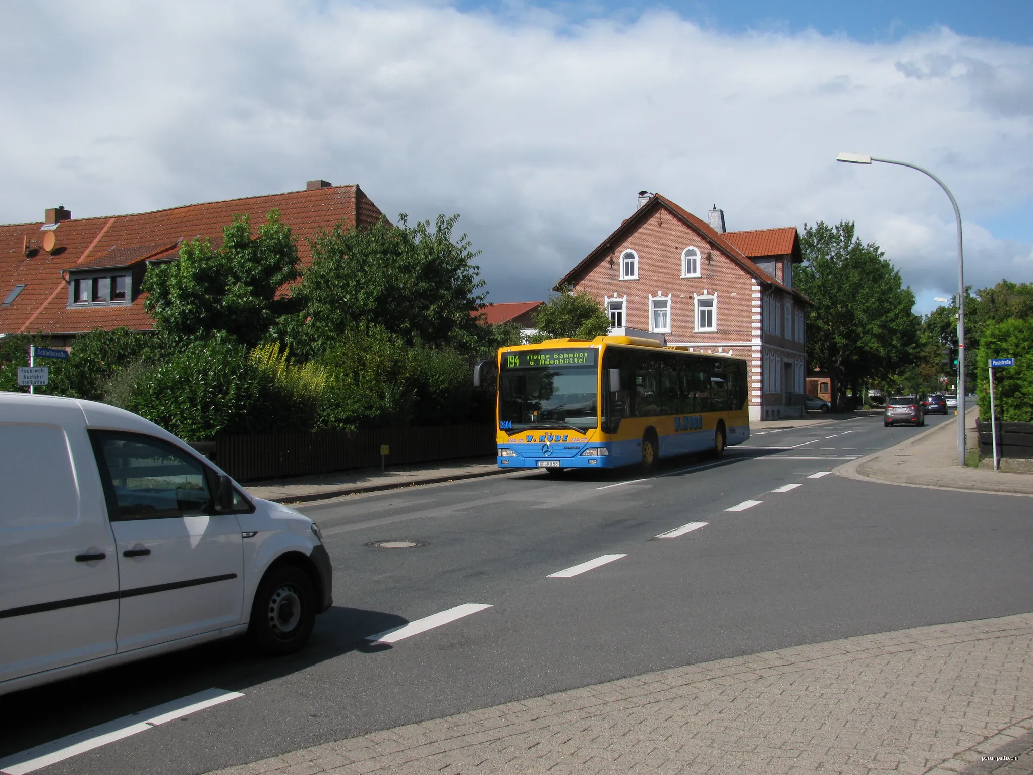 ein Linienbus der Firma W. Kube auf der Linie 194 nach Meine in der Schloßstraße in Groß Schwülper | Autor: GeorgDerReisende | Licencja: CC BY-SA 4.0 | Źródło: Wikimedia Commons