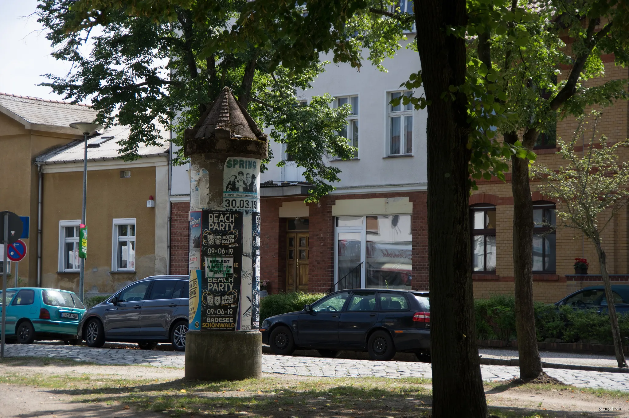 Lübben in Brandeburg. Die Litfaßsäule an der Ecke Friedenstraße/Bergstraße steht unter Denkmalschutz. | Autor: Clemensfranz | Licencja: CC BY-SA 4.0 | Źródło: Wikimedia Commons