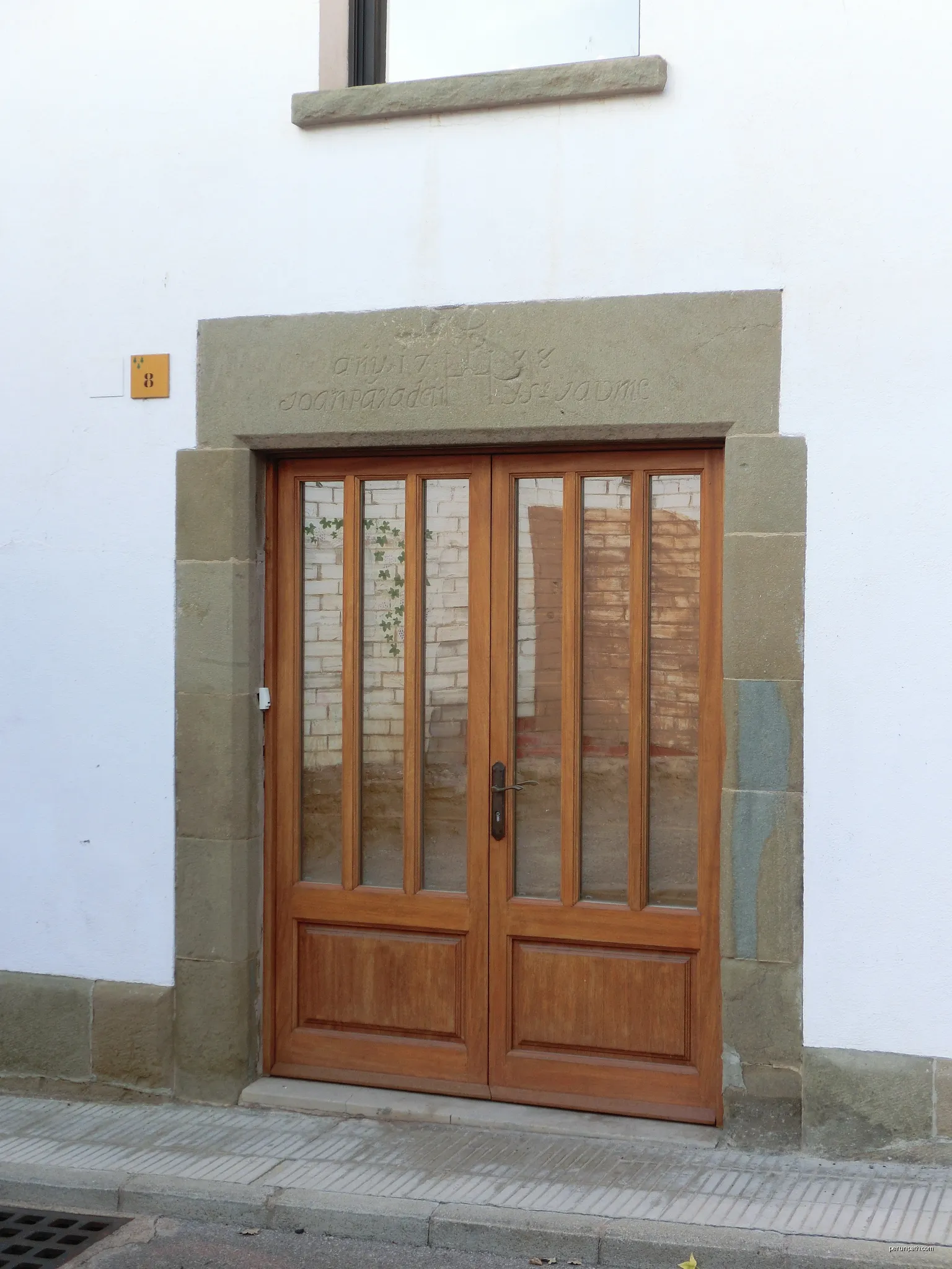 Llinda i portal del carrer de França, 8 de Calldetenes (Osona, Catalunya) | Autor: Arnaucc | Licencja: CC BY-SA 3.0 es | Źródło: Wikimedia Commons
