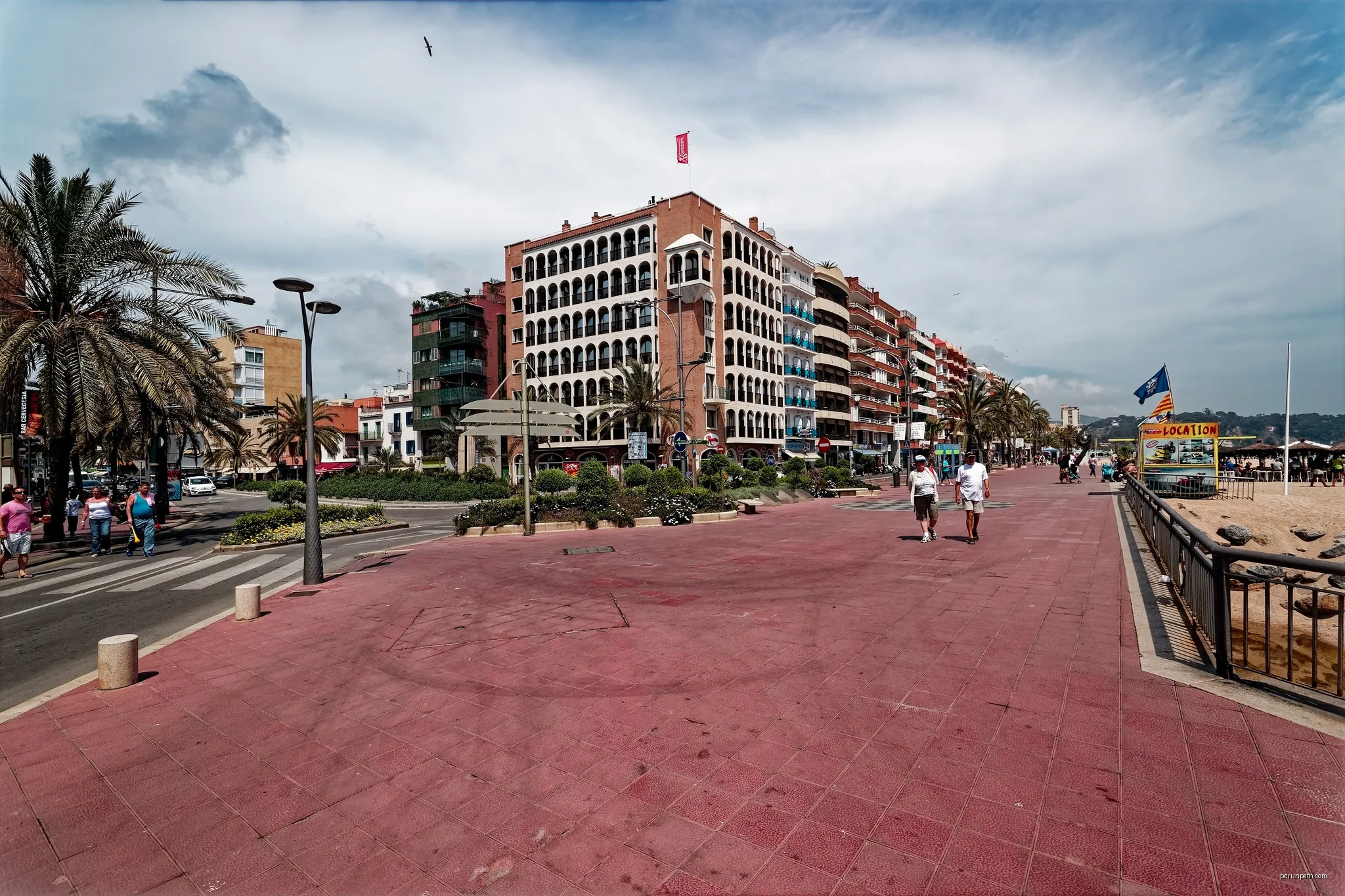 Lloret de Mar - Passeig de Manel Bernat - Beach of Lloret de Mar - Panorama View | Autor: Txllxt TxllxT | Licencja: CC BY-SA 4.0 | Źródło: Wikimedia Commons