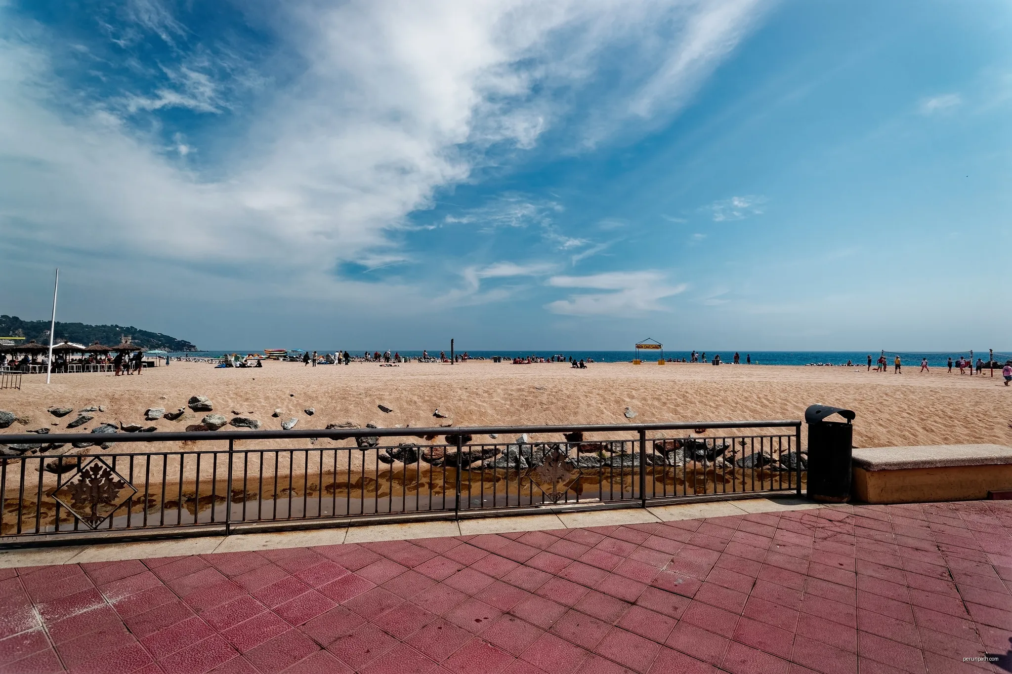 Lloret de Mar - Passeig de Manel Bernat - Beach of Lloret de Mar - Panorama View | Autor: Txllxt TxllxT | Licencja: CC BY-SA 4.0 | Źródło: Wikimedia Commons