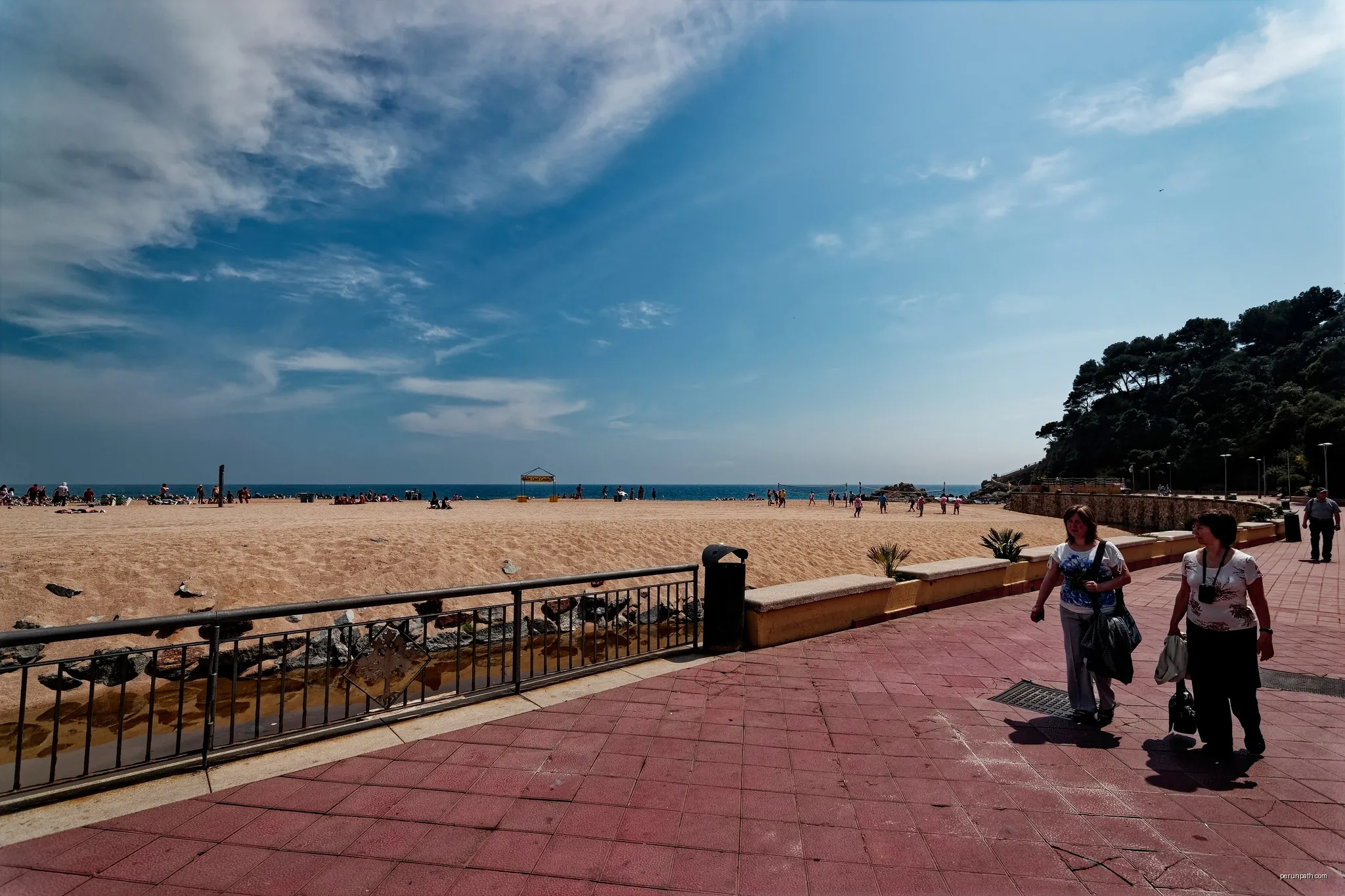 Lloret de Mar - Passeig de Manel Bernat - Beach of Lloret de Mar - Panorama View | Autor: Txllxt TxllxT | Licencja: CC BY-SA 4.0 | Źródło: Wikimedia Commons