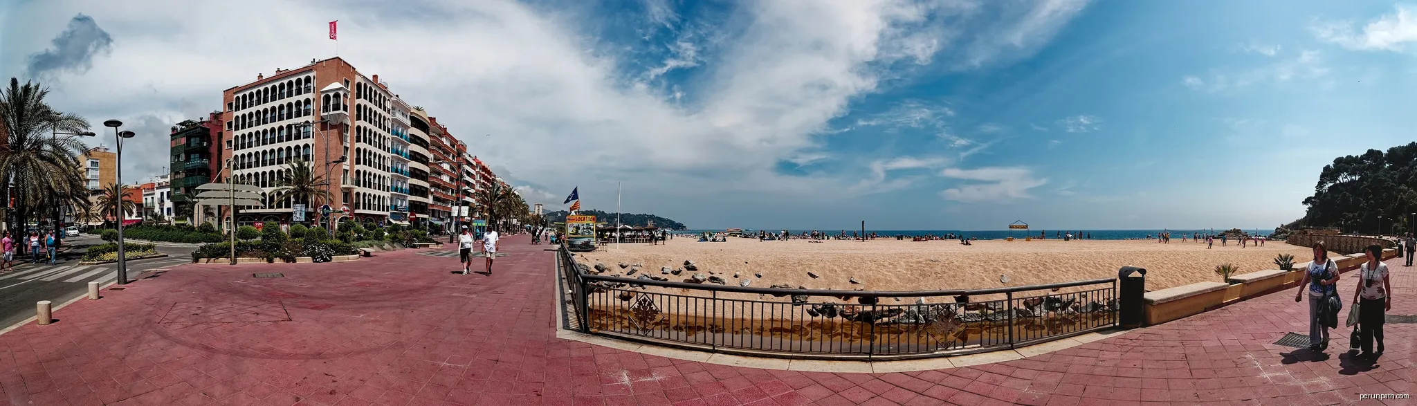Lloret de Mar - Passeig de Manel Bernat - Beach of Lloret de Mar - Panorama View | Autor: Txllxt TxllxT | Licencja: CC BY-SA 4.0 | Źródło: Wikimedia Commons