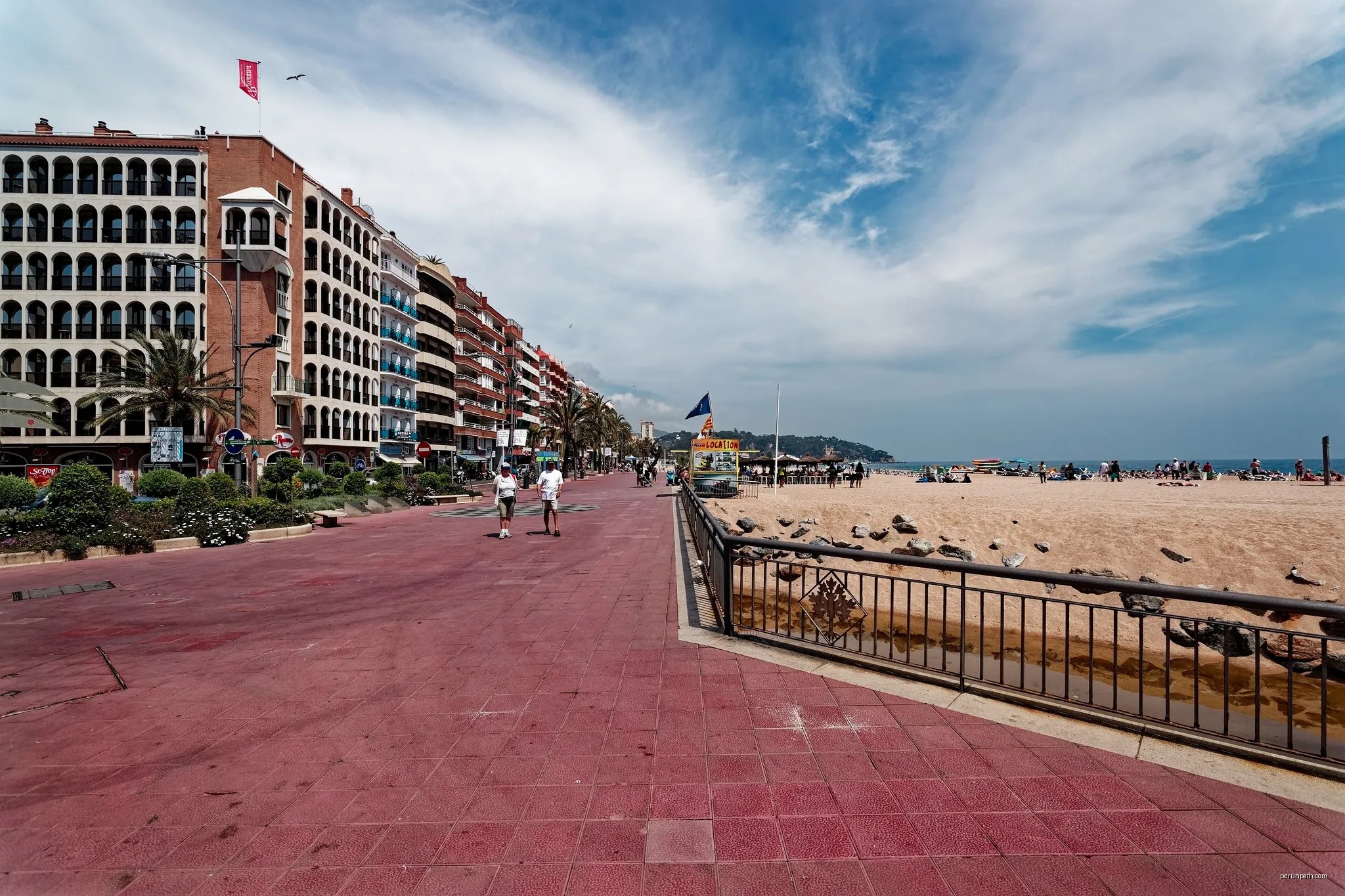 Lloret de Mar - Passeig de Manel Bernat - Beach of Lloret de Mar - Panorama View | Autor: Txllxt TxllxT | Licencja: CC BY-SA 4.0 | Źródło: Wikimedia Commons