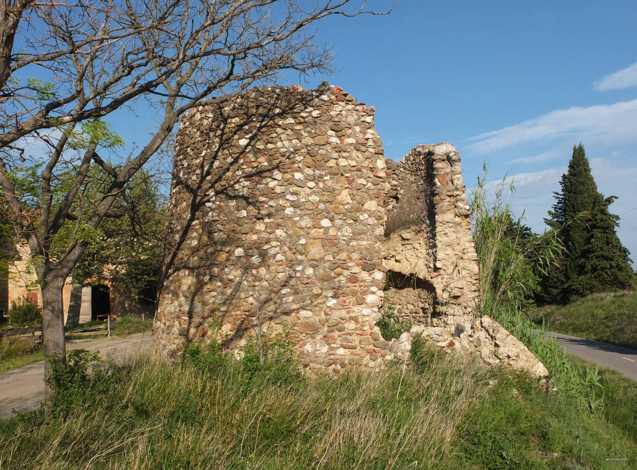 Ruins of the hamlet "Vilarmila" (11th century), near Llupia, France. | Autor: Palauenc05 | Licencja: CC BY-SA 4.0 | Źródło: Wikimedia Commons