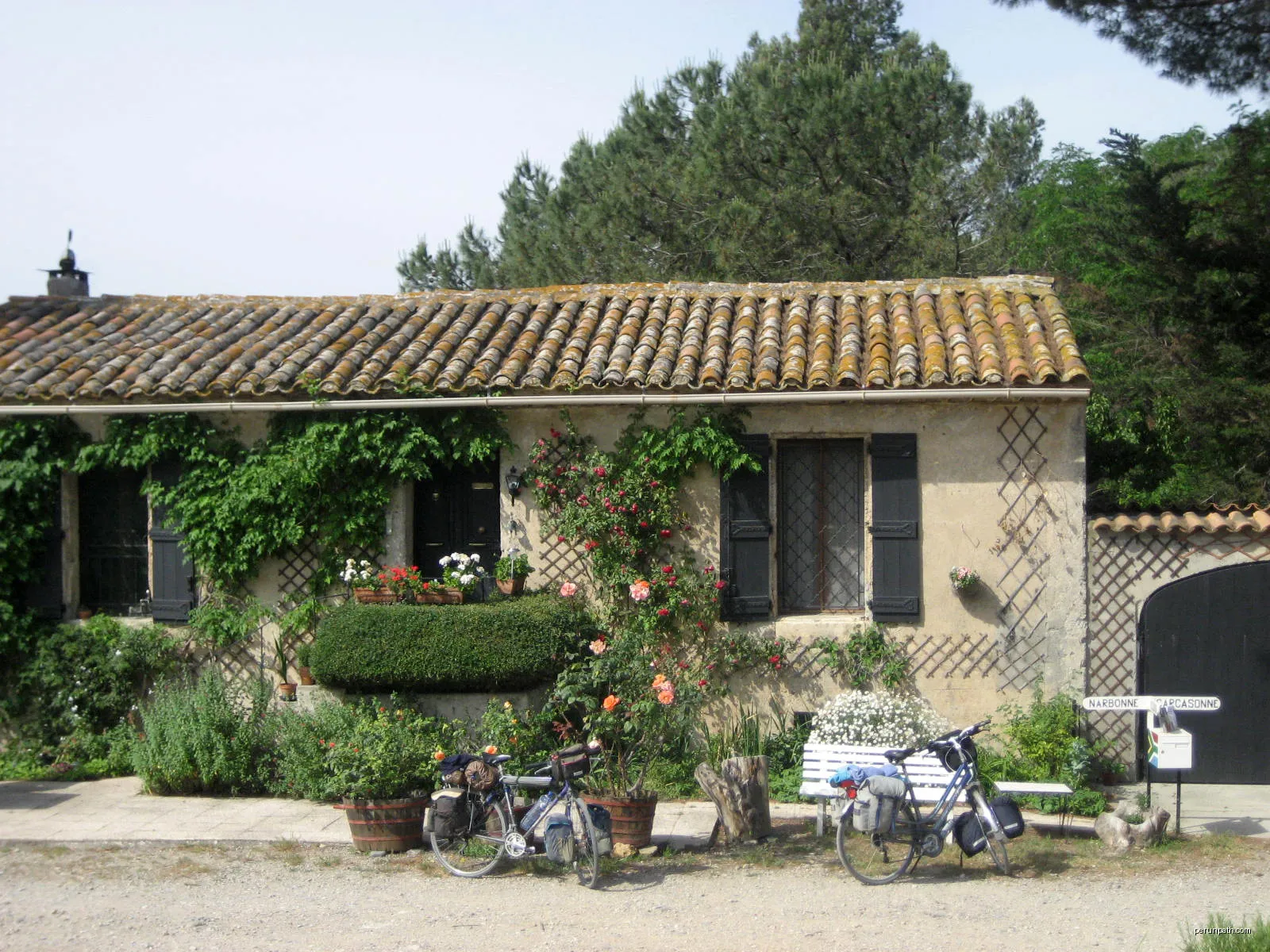 Lockkeeper's house. Confluence Canal de Jonction  (Canal de Narbonne)  and Canal du Midi (département de l'Aude, France) | Autor: Maarten Sepp | Licencja: CC BY-SA 3.0 | Źródło: Wikimedia Commons