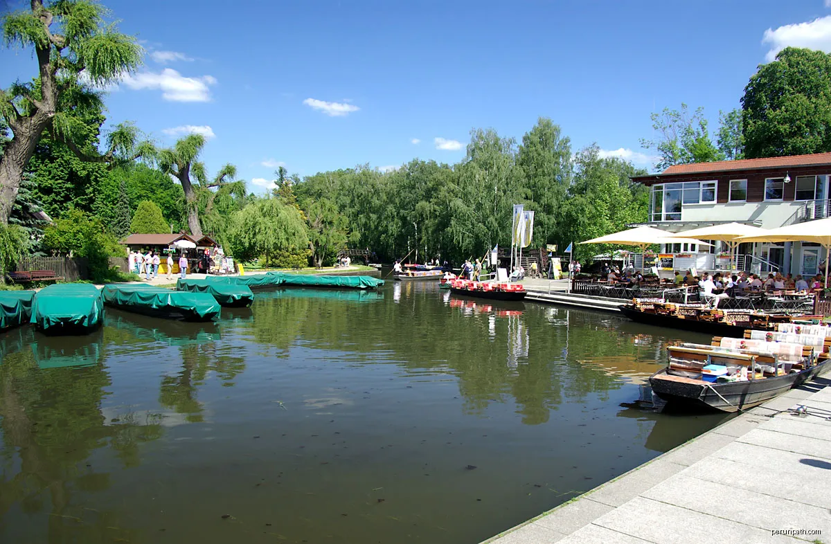 Barge port in Lübbenau/Spreewald, Brandenburg, Germany | Autor: Stefan Fussan | Licencja: CC BY-SA 3.0 | Źródło: Wikimedia Commons