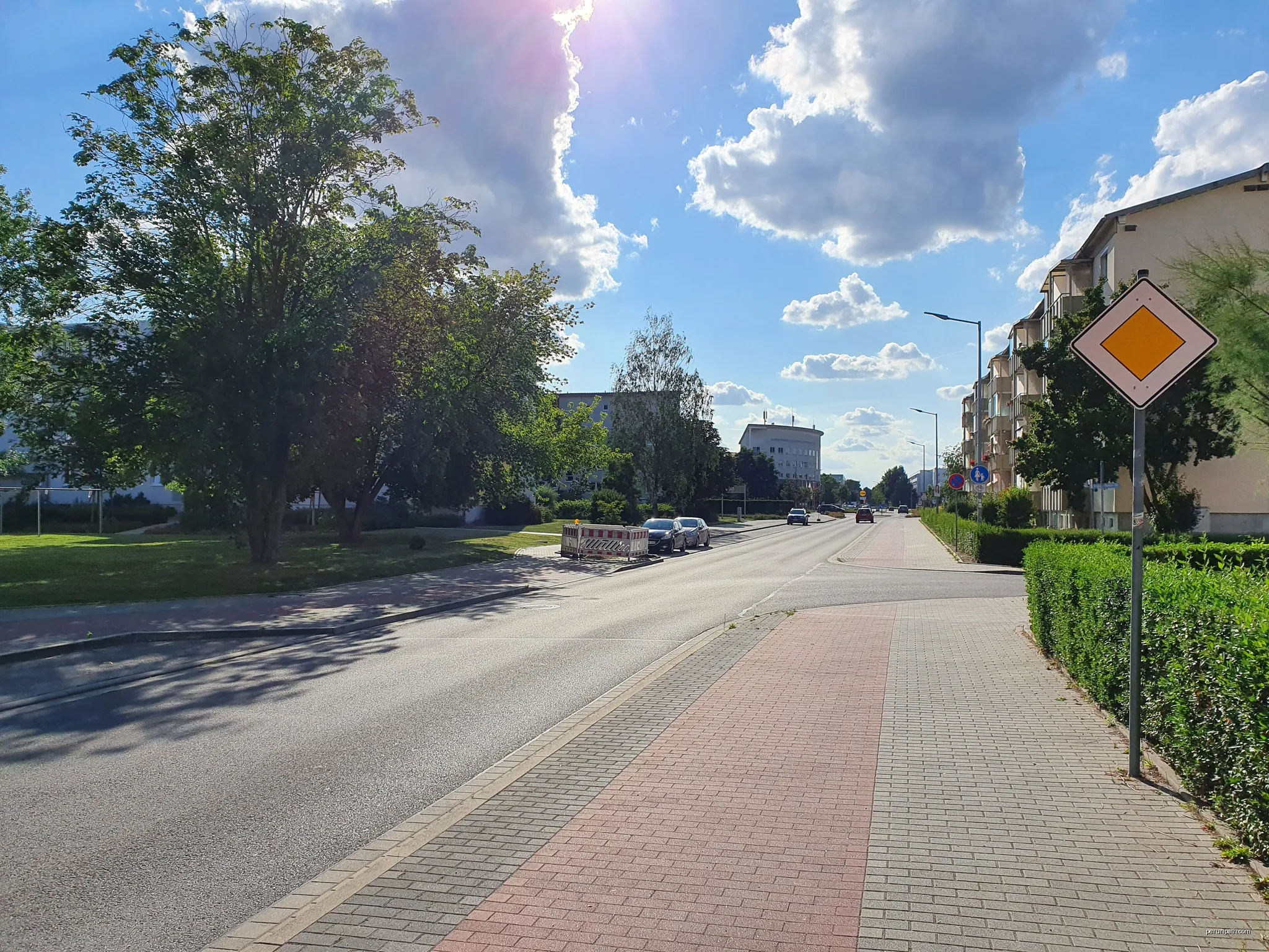 Die Straße der Jugend in der Stadt Lübbenau/Spreewald im Landkreis Oberspreewald-Lausitz in Brandenburg. | Autor: Rheinlausitzer | Licencja: CC BY-SA 4.0 | Źródło: Wikimedia Commons