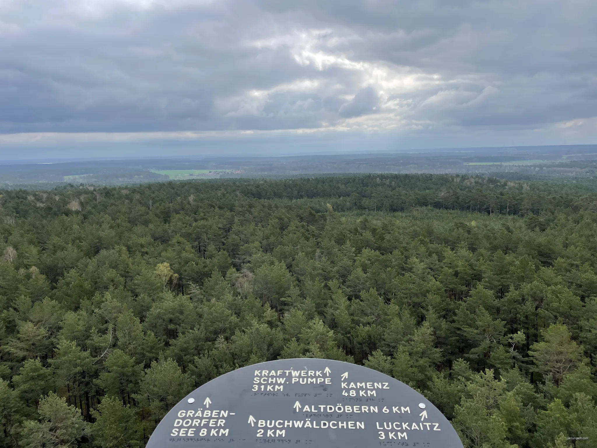 Luckaitztaler Ziegelturm, Aussichtsturm in Weißag, einem Ort in der Gemeinde Luckaitztal im Landkreis Oberspreewald-Lausitz in Brandenburg | Autor: Assenmacher | Licencja: CC BY-SA 4.0 | Źródło: Wikimedia Commons