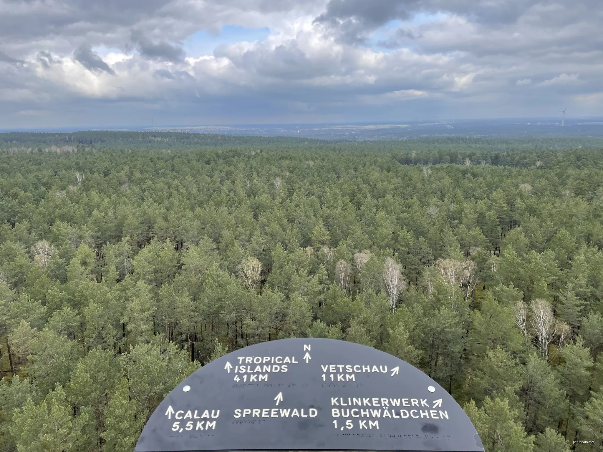 Luckaitztaler Ziegelturm, Aussichtsturm in Weißag, einem Ort in der Gemeinde Luckaitztal im Landkreis Oberspreewald-Lausitz in Brandenburg | Autor: Assenmacher | Licencja: CC BY-SA 4.0 | Źródło: Wikimedia Commons