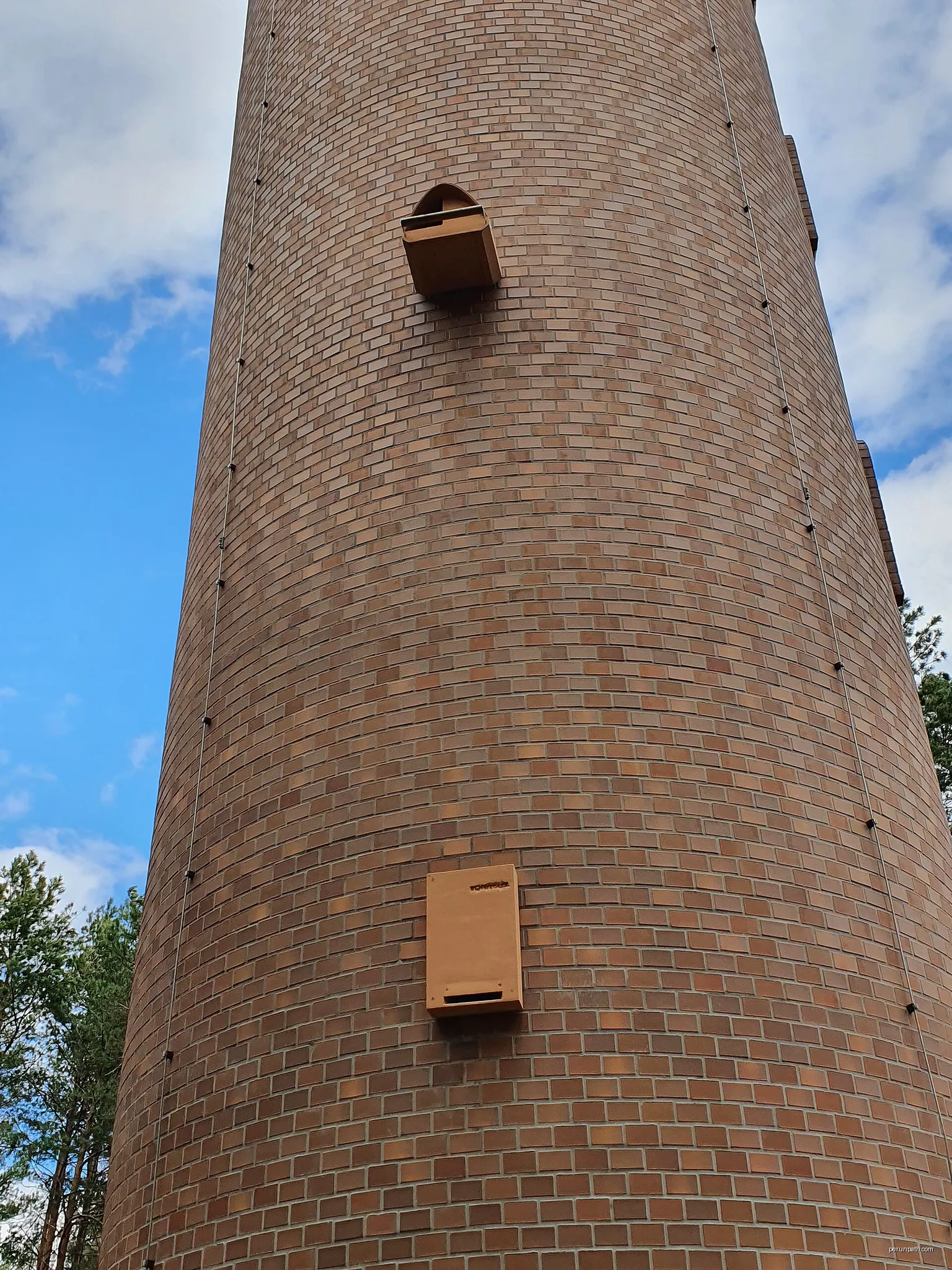Turmfalkenkasten am Luckaitztaler Ziegelturm in der Calauer Schweiz im Landkreis Oberspreewald-Lausitz in Brandenburg. | Autor: Rheinlausitzer | Licencja: CC BY-SA 4.0 | Źródło: Wikimedia Commons