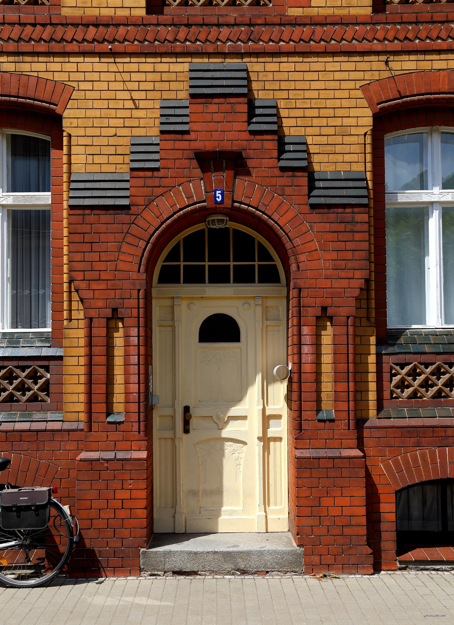 Door of house Schützenplatz 5 in Lübben, Landkreis Dahme-Spreewald, Brandenburg, Germany. The building is a listed cultural heritage monument. | Autor: J.-H. Janßen | Licencja: CC BY-SA 3.0 | Źródło: Wikimedia Commons