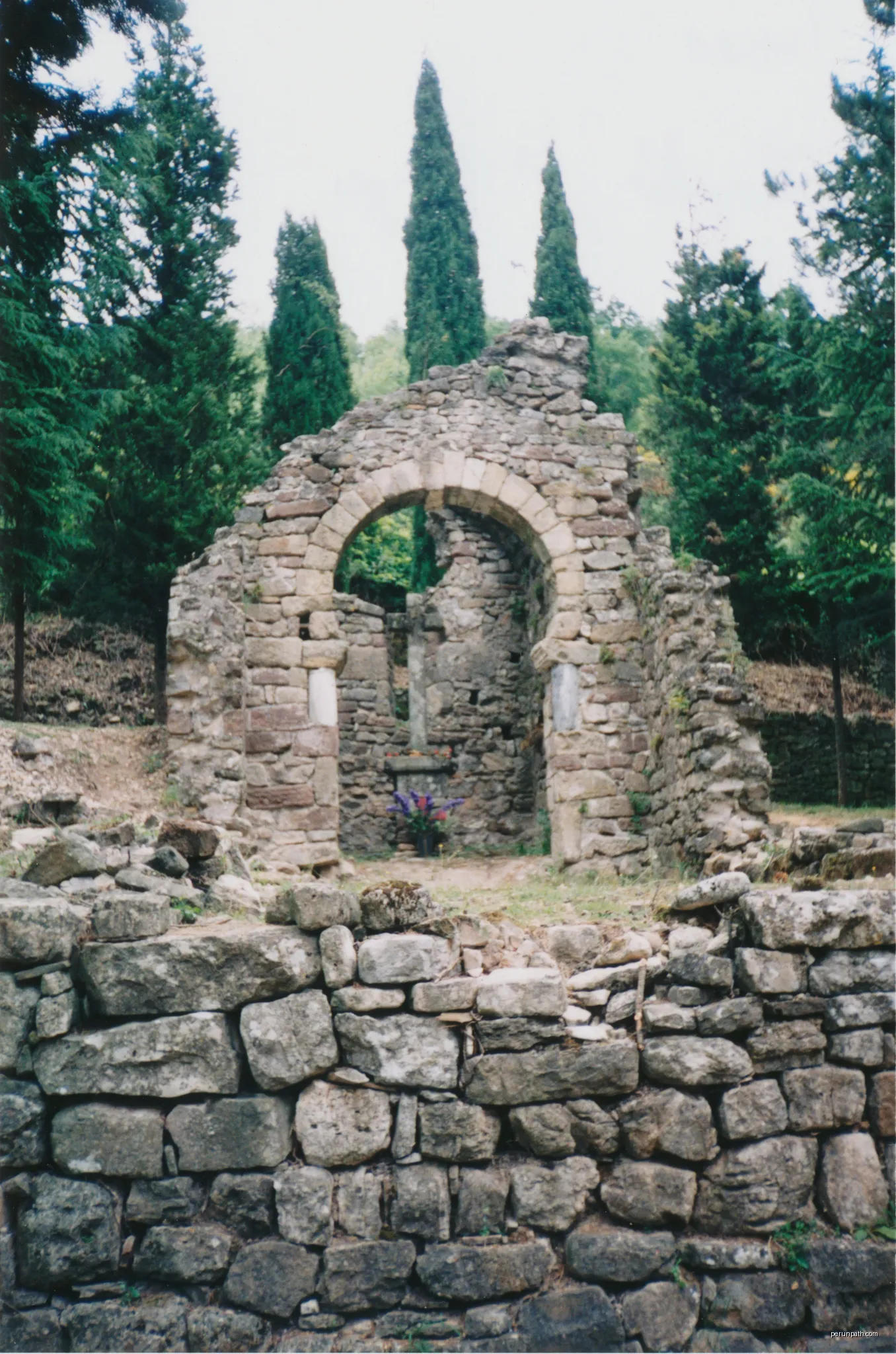Lunas (Hérault) - chapelle pré-romane Saint-Georges. | Autor: Fagairolles 34 | Licencja: CC BY-SA 4.0 | Źródło: Wikimedia Commons