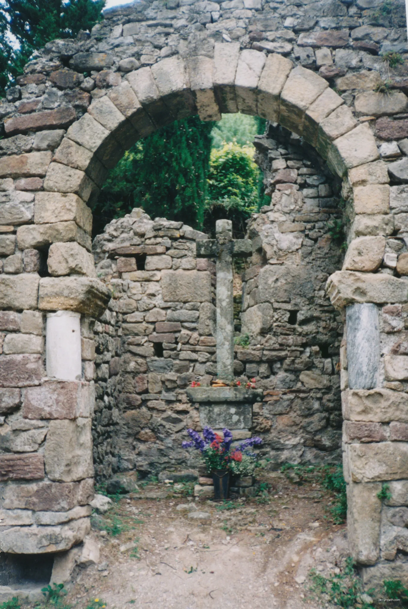 Lunas (Hérault) - chapelle pré-romane Saint-Georges - arc triomphal outrepassé. | Autor: Fagairolles 34 | Licencja: CC BY-SA 4.0 | Źródło: Wikimedia Commons