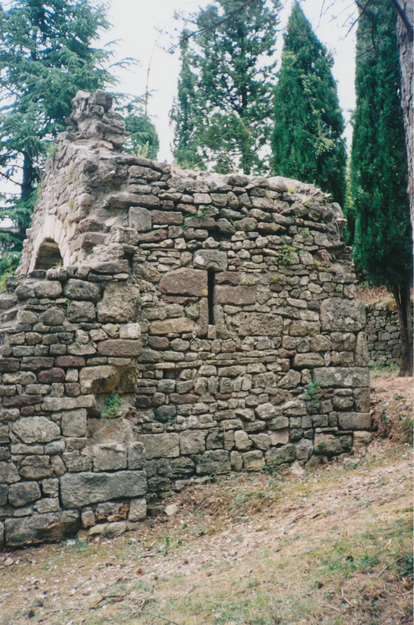 Lunas (Hérault) - chapelle pré-romane Saint-Georges. | Autor: Fagairolles 34 | Licencja: CC BY-SA 4.0 | Źródło: Wikimedia Commons