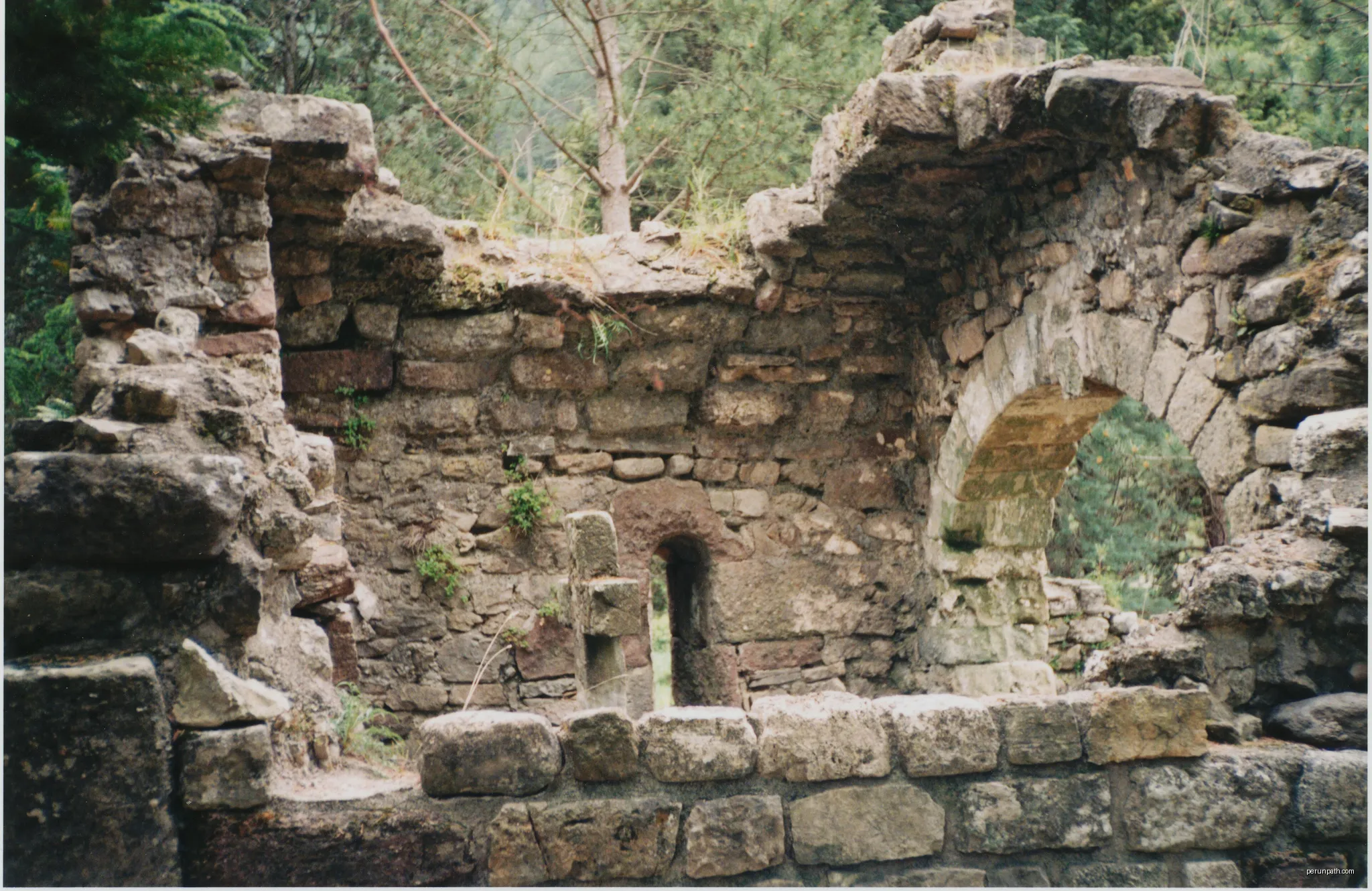 Lunas (Hérault) - chapelle pré-romane Saint-Georges. | Autor: Fagairolles 34 | Licencja: CC BY-SA 4.0 | Źródło: Wikimedia Commons