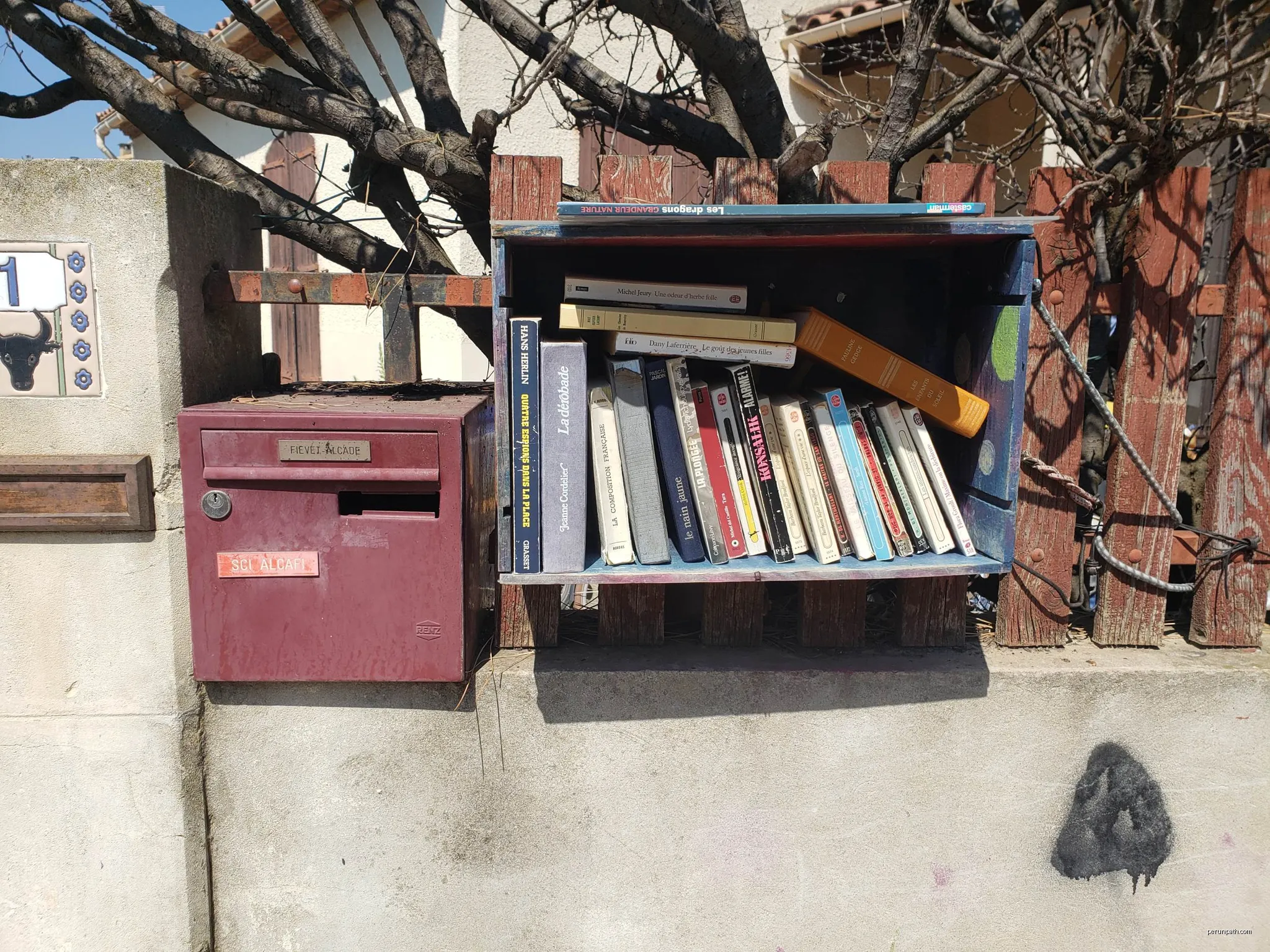 Boîte à livres à Lunel | Autor: ParpCyn | Licencja: CC BY-SA 4.0 | Źródło: Wikimedia Commons