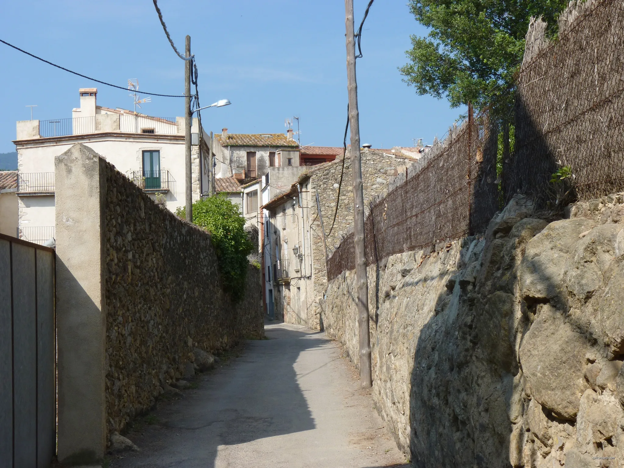 Carrer Paret Nova, Maçanet de Cabrenys (Haut-Ampurdan, Gérone, Catalogne, Espagne) | Autor: Grondin | Licencja: CC BY-SA 3.0 | Źródło: Wikimedia Commons