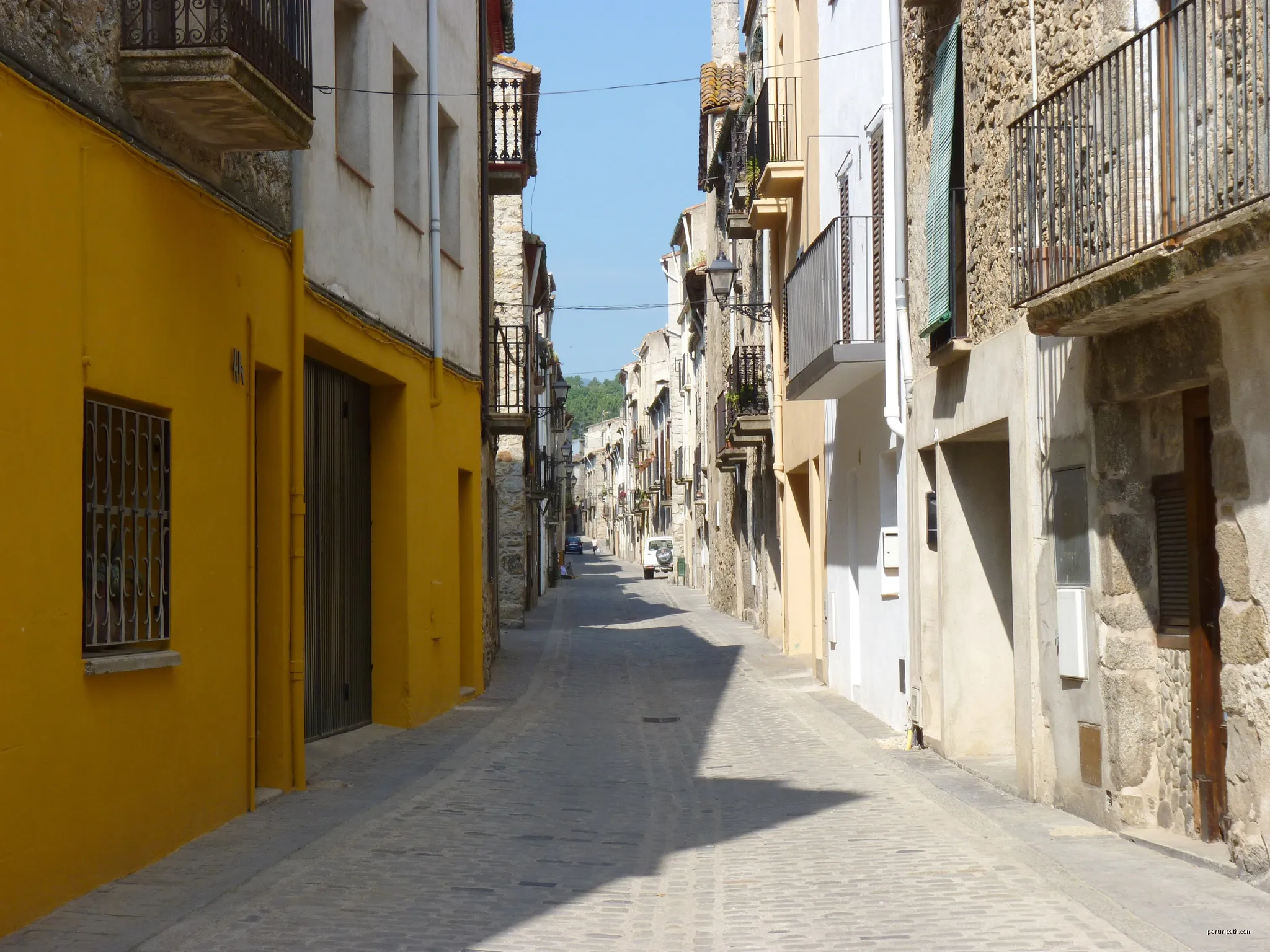 Carrer Sant Sebastià, Maçanet de Cabrenys (Haut-Ampurdan, Gérone, Catalogne, Espagne) | Autor: Grondin | Licencja: CC BY-SA 3.0 | Źródło: Wikimedia Commons