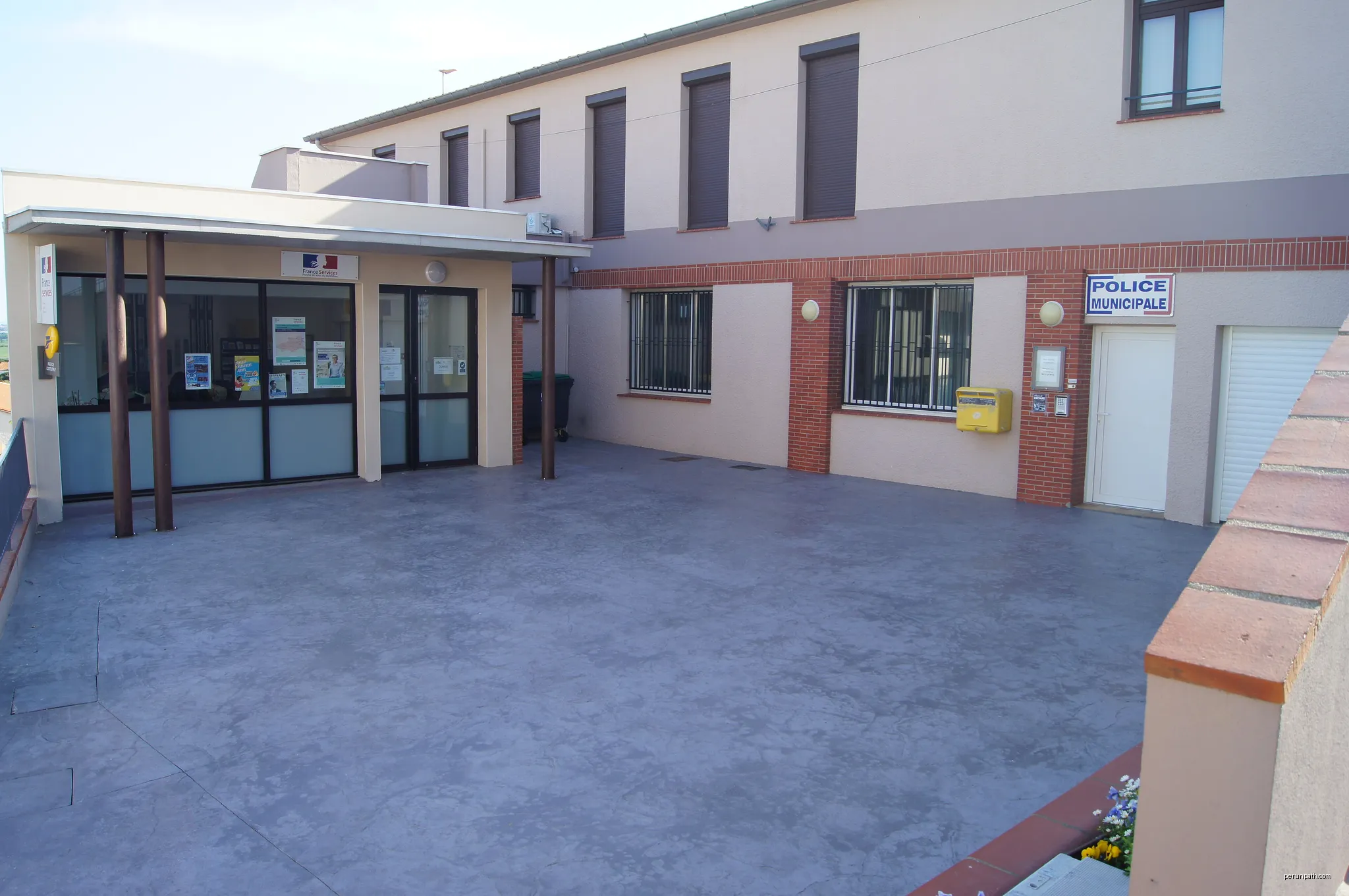 Placette de La Poste, de la Maison France Services et de la Police municipale à Villeneuve-de-la-Raho | Autor: LySioS | Licencja: CC BY-SA 4.0 | Źródło: Wikimedia Commons
