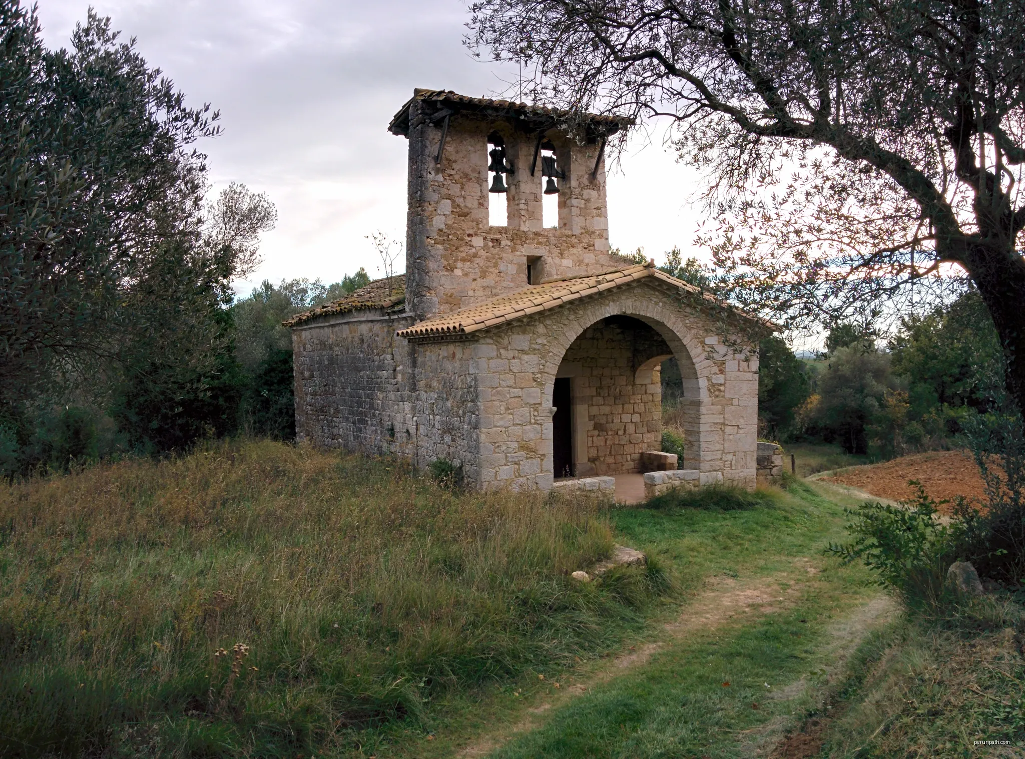 Capella de la Mare de Déu de la Font (Fontcoberta) | Autor: Josep Maria Viñolas Esteva | Licencja: CC BY-SA 4.0 | Źródło: Wikimedia Commons