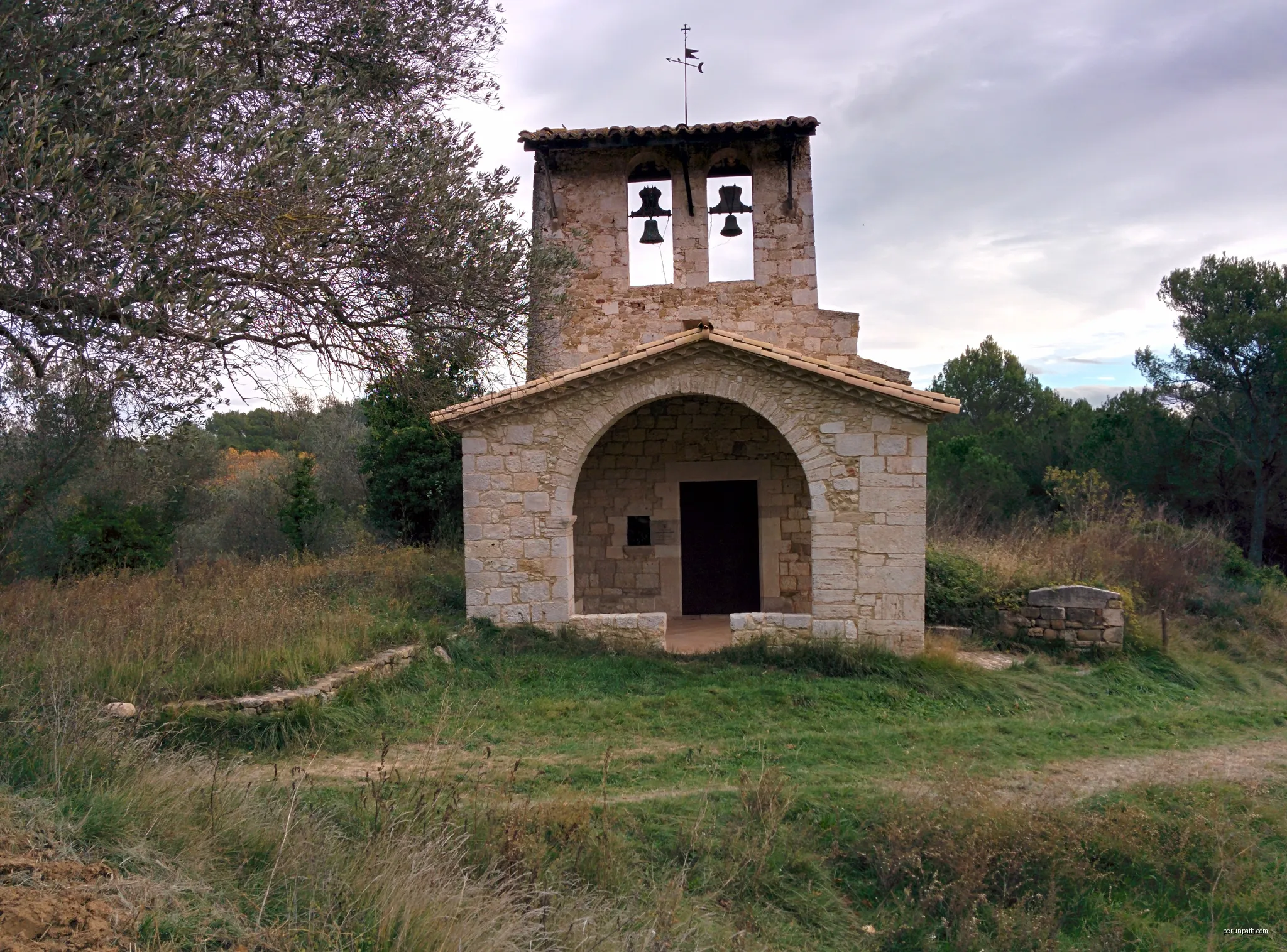 Capella de la Mare de Déu de la Font (Fontcoberta) | Autor: Josep Maria Viñolas Esteva | Licencja: CC BY-SA 4.0 | Źródło: Wikimedia Commons