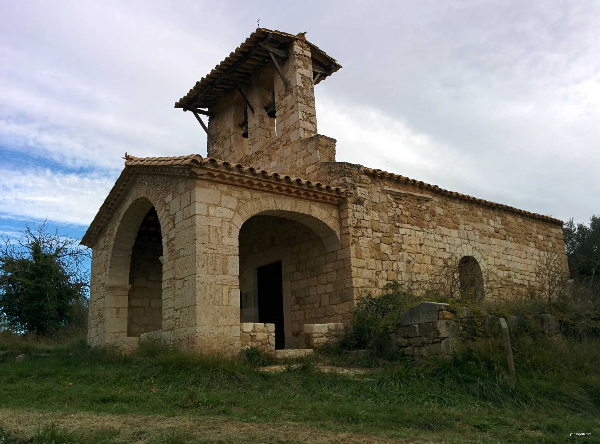 Capella de la Mare de Déu de la Font (Fontcoberta) | Autor: Josep Maria Viñolas Esteva | Licencja: CC BY-SA 4.0 | Źródło: Wikimedia Commons