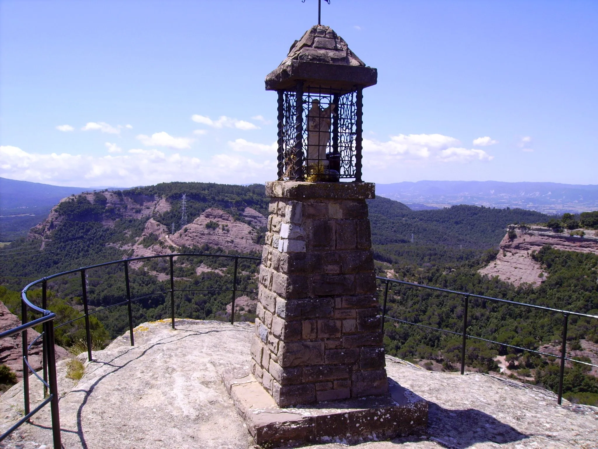 Pedronet de la Mare de Déu dels Cingles (Tavèrnoles) | Autor: Josep Maria Viñolas Esteva | Licencja: CC BY-SA 4.0 | Źródło: Wikimedia Commons