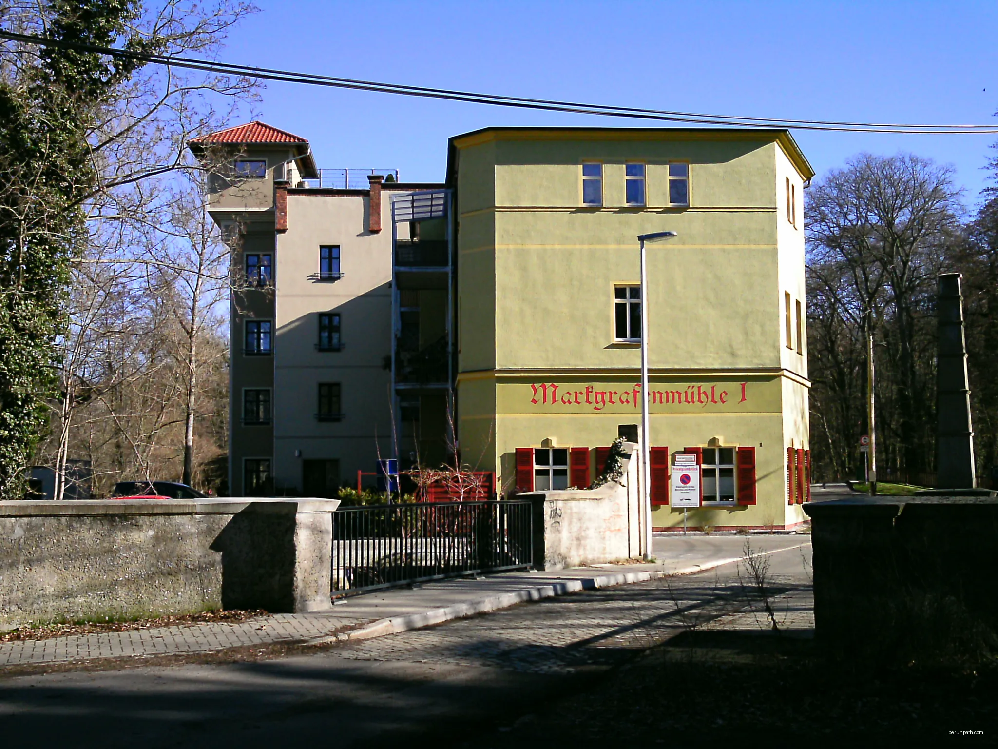 Markgrafenmühle 1, west wing of the main building. | Autor: Trio3D | Licencja: CC BY-SA 4.0 | Źródło: Wikimedia Commons