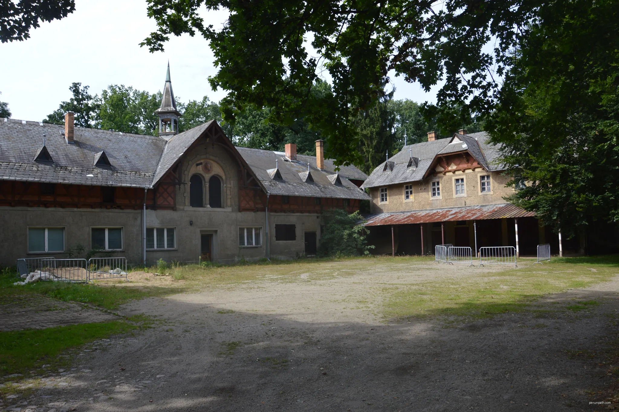Altdöbern, Marstall-Gebäude im Schlosspark, Innenhof | Autor: burts | Licencja: CC BY-SA 3.0 | Źródło: Wikimedia Commons