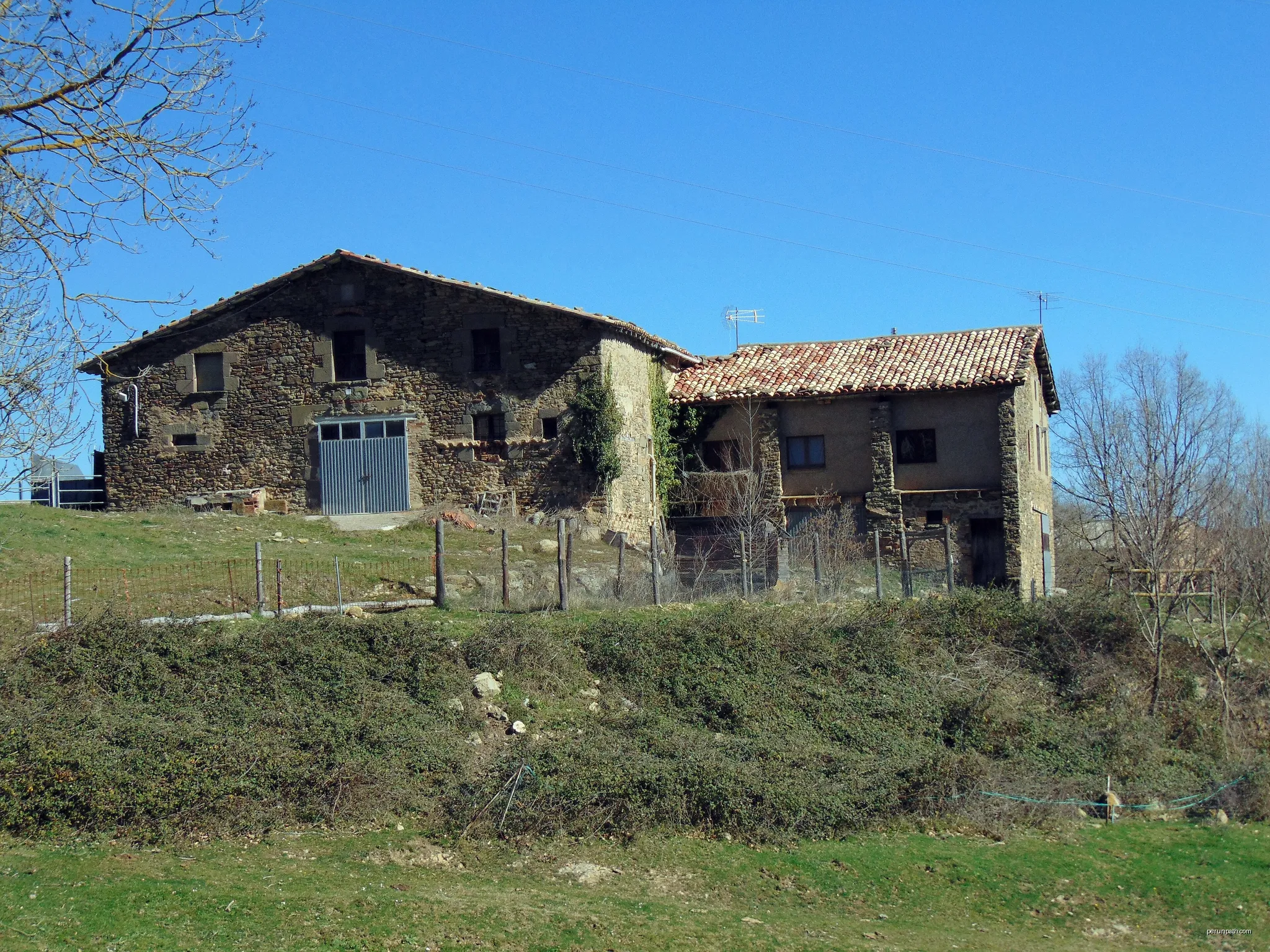 Mas de Rajols (Tavertet) | Autor: Josep Maria Viñolas Esteva | Licencja: CC BY-SA 4.0 | Źródło: Wikimedia Commons